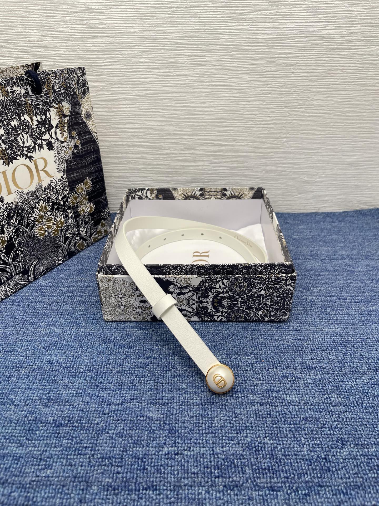 Pearl-D腰带
15毫米光滑围巾皮革与树脂珍珠
商品编号 B0683OWFP_M9002
2025年