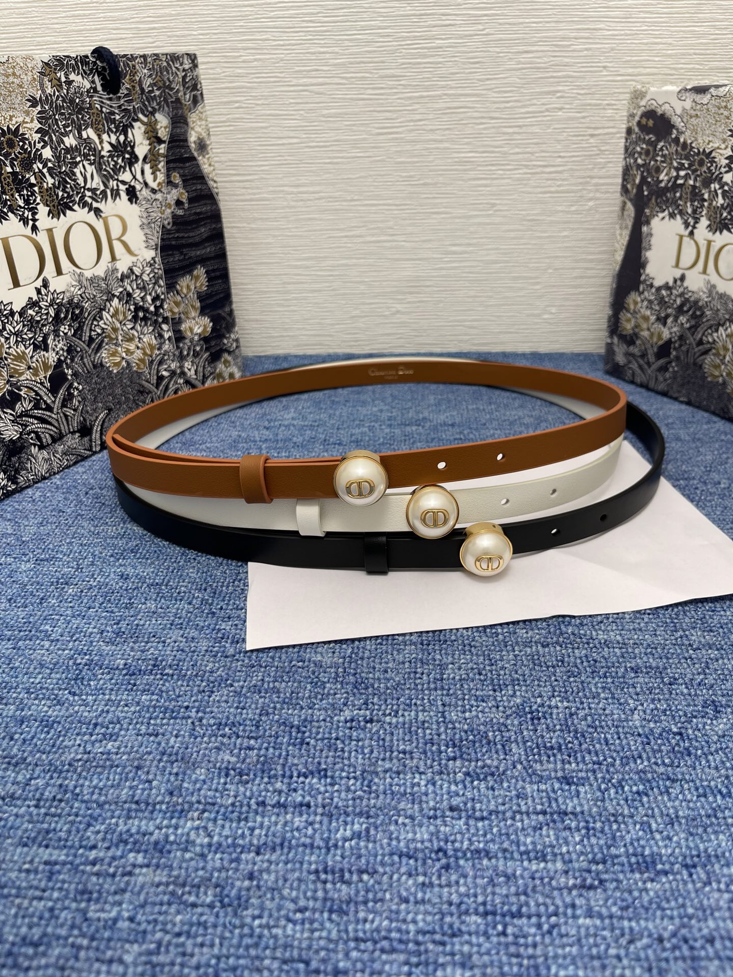 Pearl-D腰带
15毫米光滑围巾皮革与树脂珍珠
商品编号 B0683OWFP_M9002
2025年