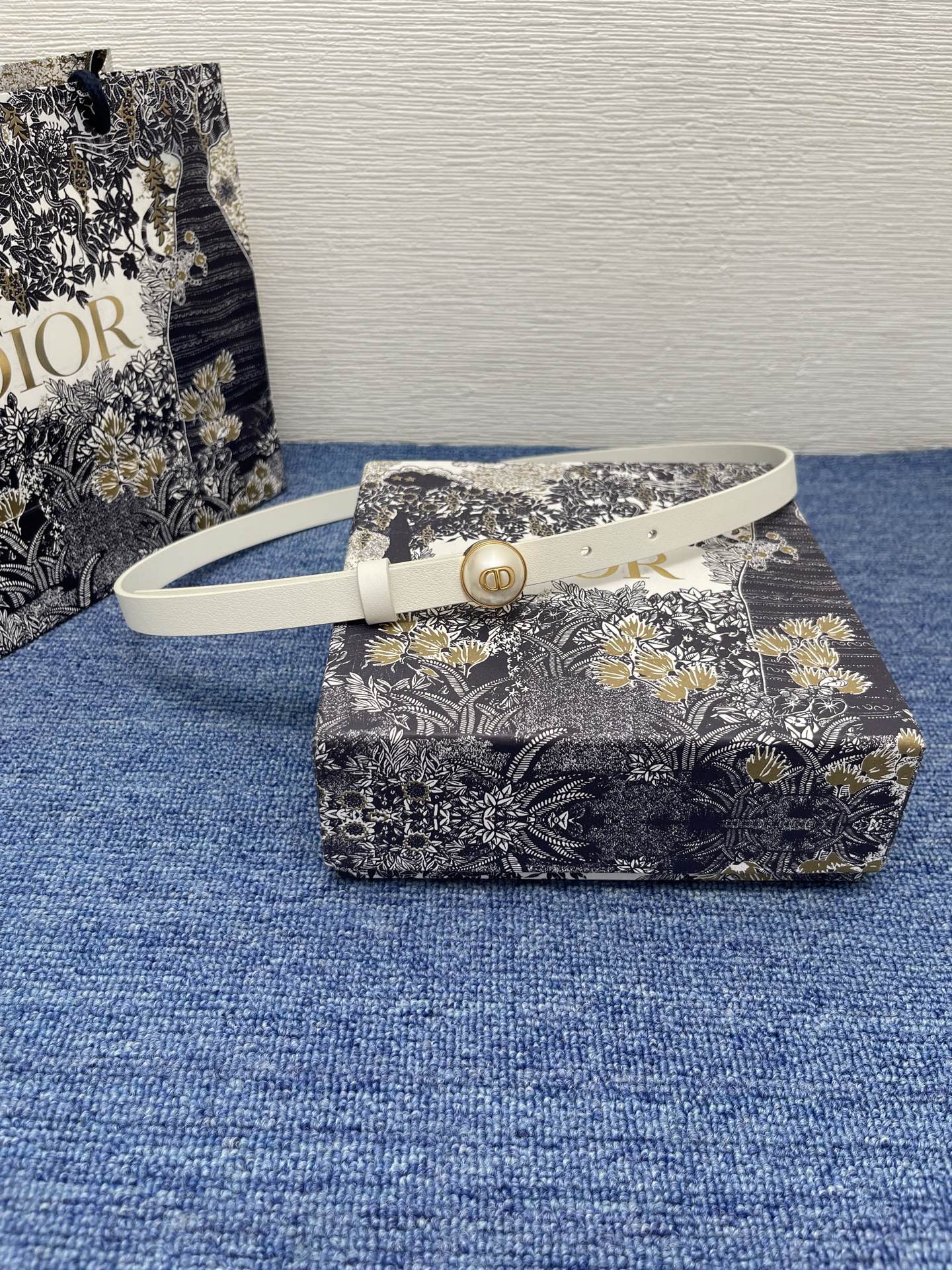 Pearl-D腰带
15毫米光滑围巾皮革与树脂珍珠
商品编号 B0683OWFP_M9002
2025年