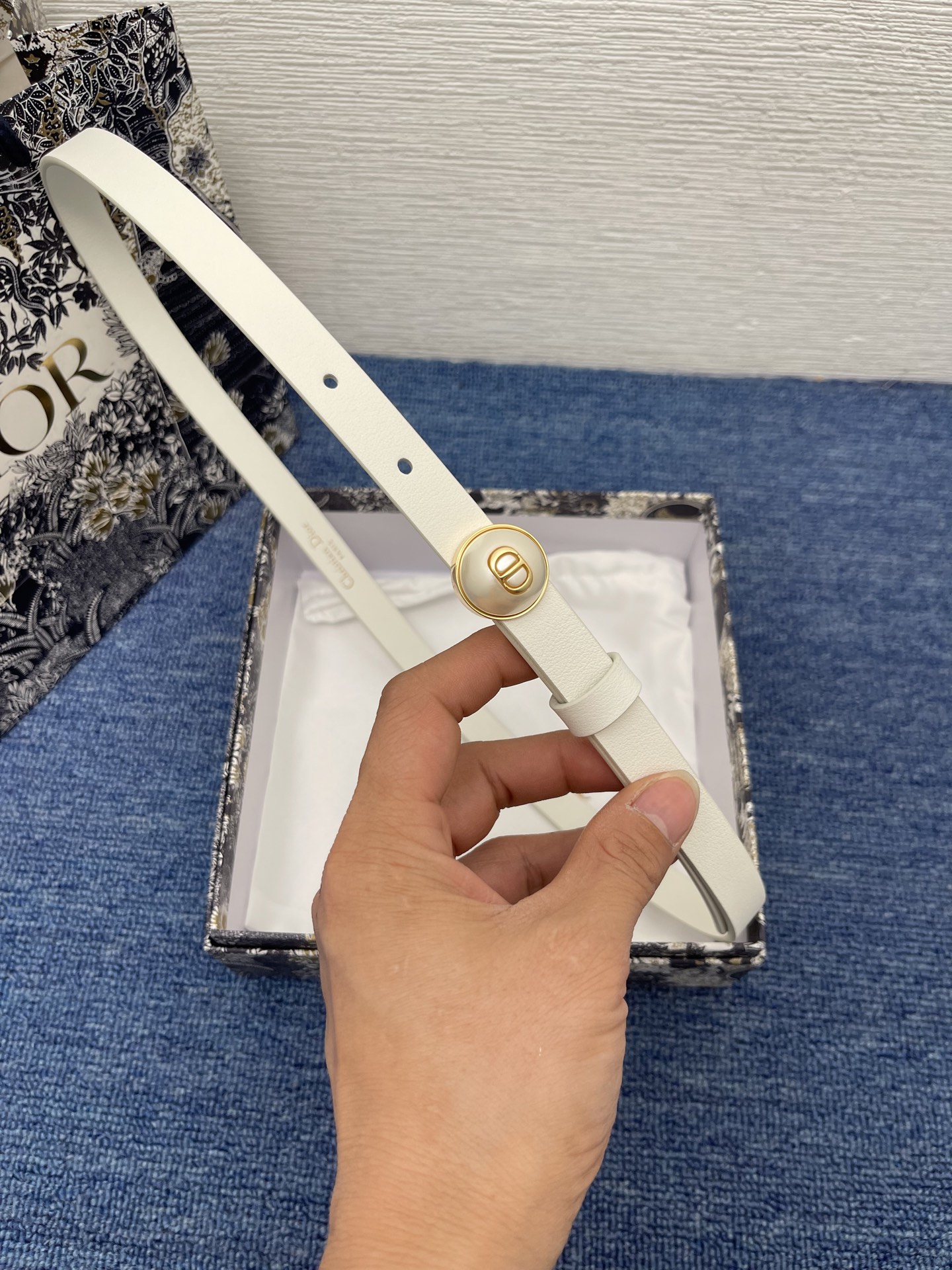 Pearl-D腰带
15毫米光滑围巾皮革与树脂珍珠
商品编号 B0683OWFP_M9002
2025年