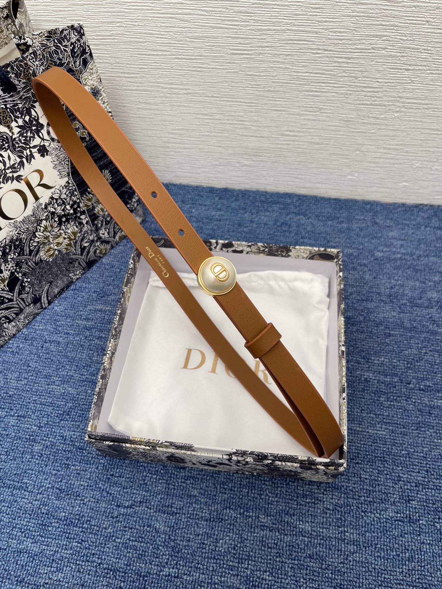 Pearl-D腰带
15毫米光滑围巾皮革与树脂珍珠
商品编号 B0683OWFP_M9002
2025年
