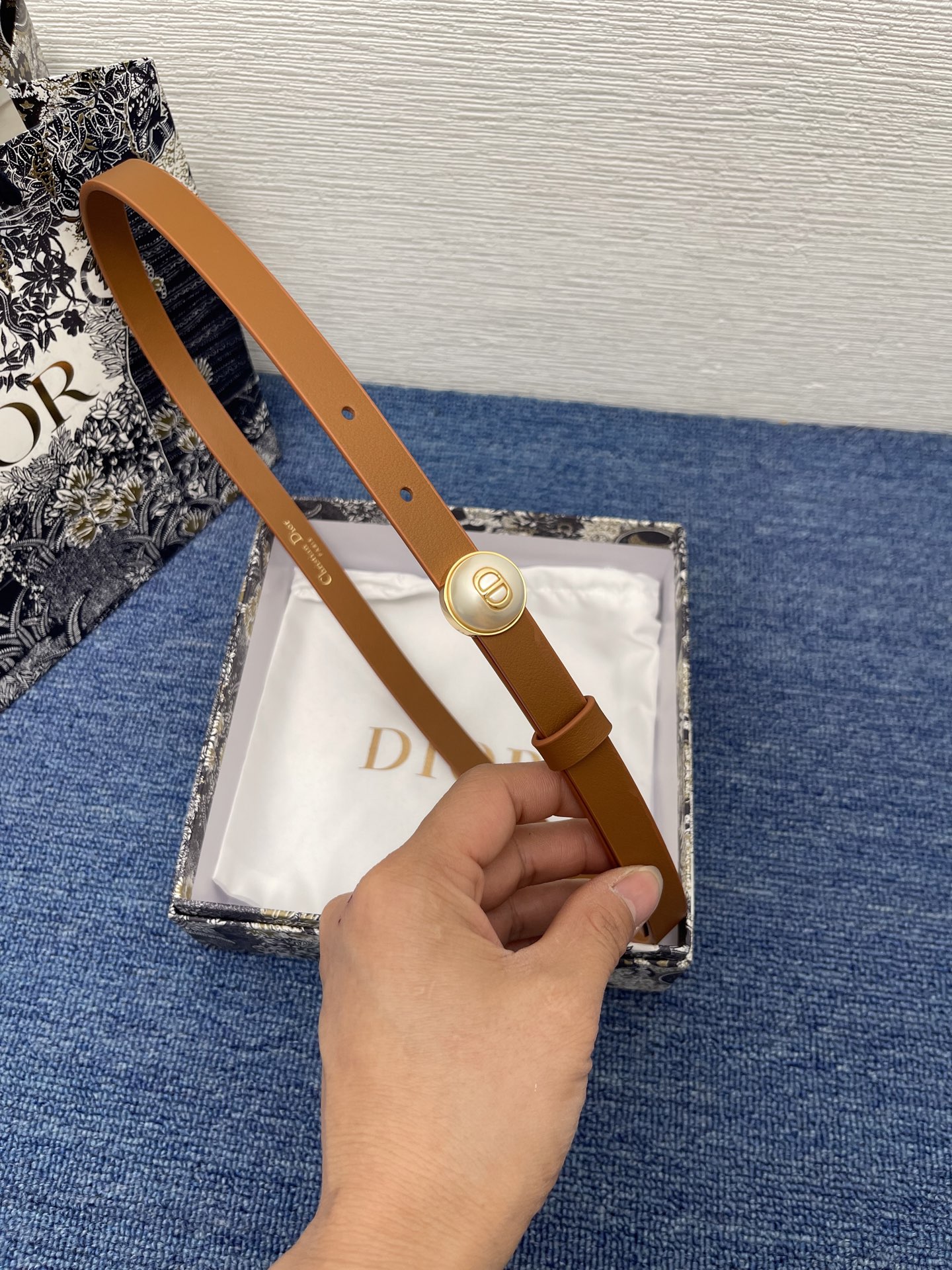 Pearl-D腰带
15毫米光滑围巾皮革与树脂珍珠
商品编号 B0683OWFP_M9002
2025年