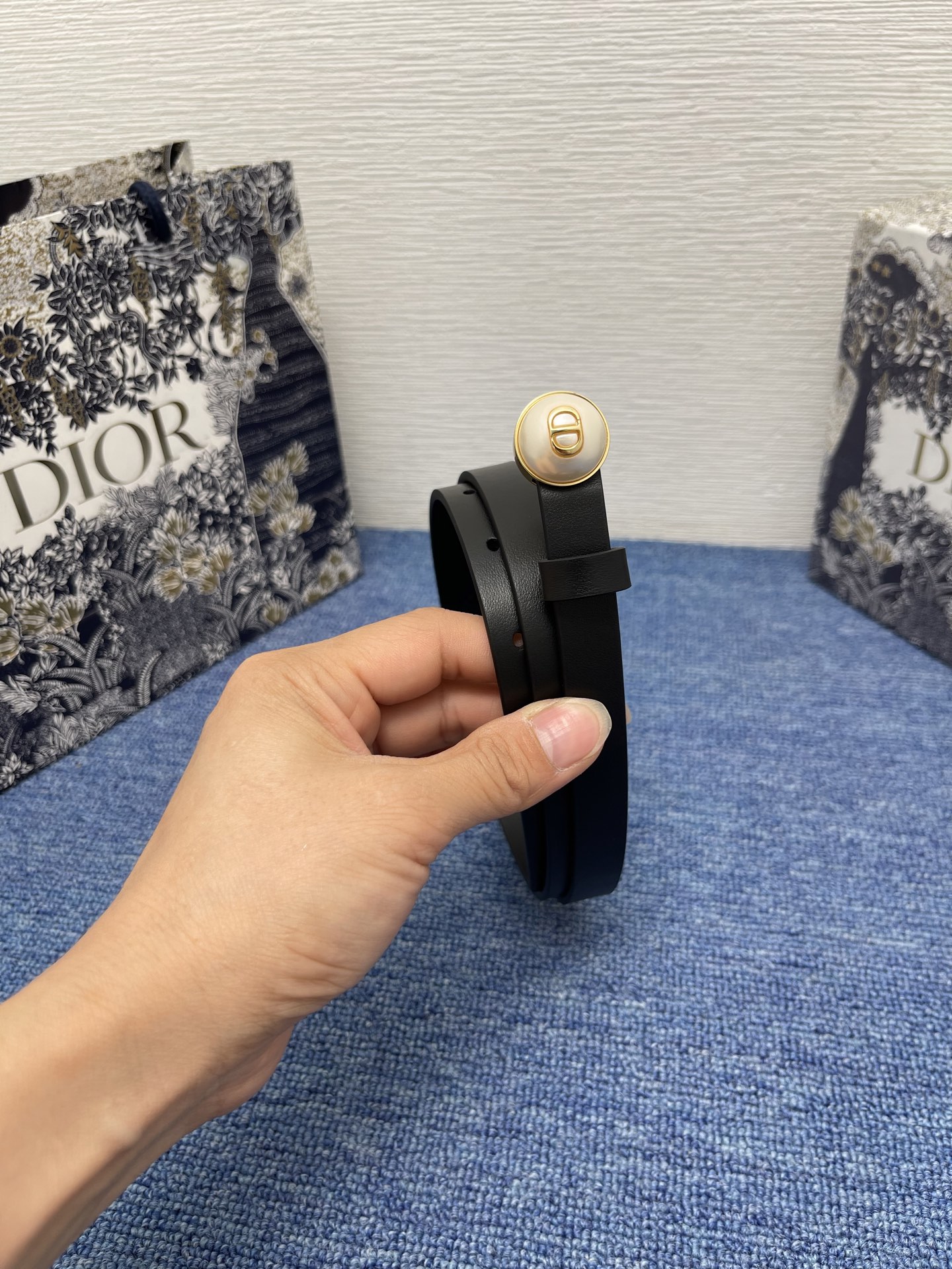 Pearl-D腰带
15毫米光滑围巾皮革与树脂珍珠
商品编号 B0683OWFP_M9002
2025年