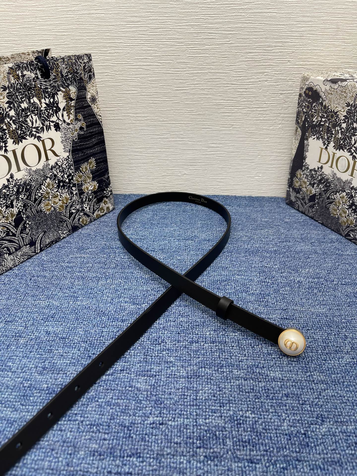 Pearl-D腰带
15毫米光滑围巾皮革与树脂珍珠
商品编号 B0683OWFP_M9002
2025年