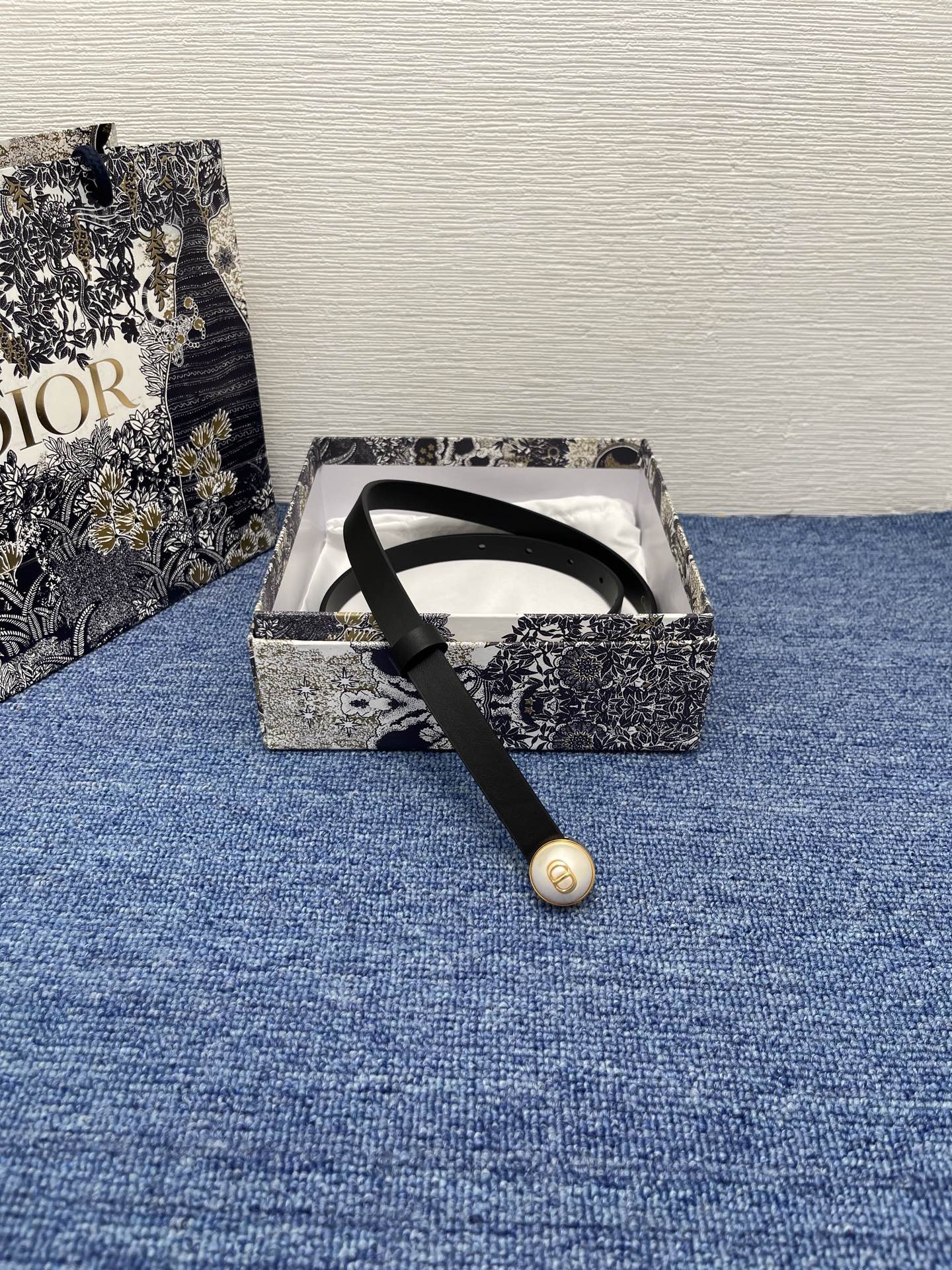 Pearl-D腰带
15毫米光滑围巾皮革与树脂珍珠
商品编号 B0683OWFP_M9002
2025年
