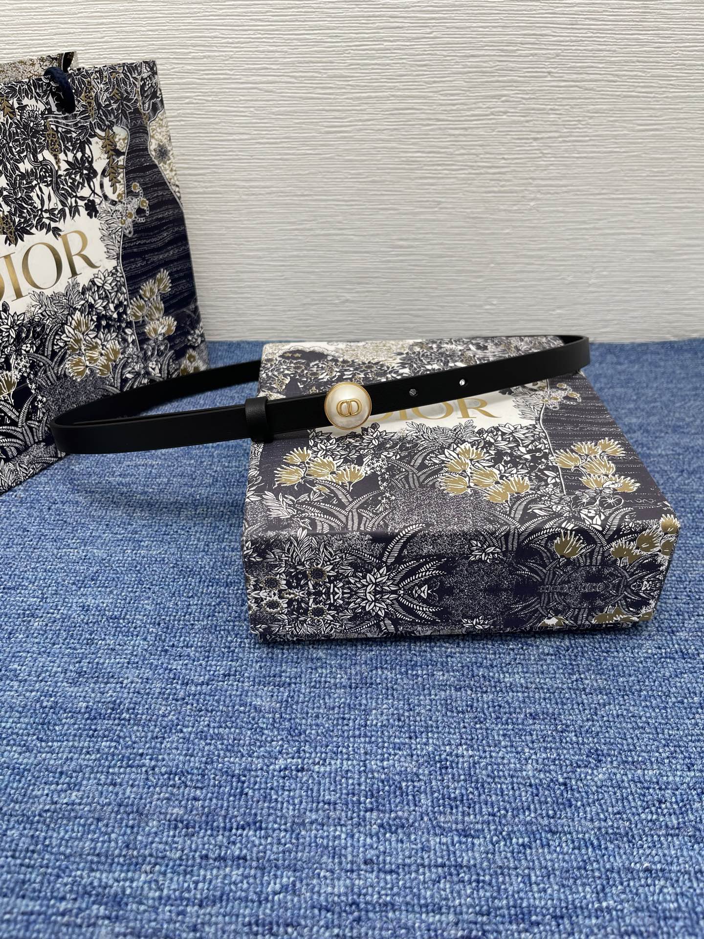 Pearl-D腰带
15毫米光滑围巾皮革与树脂珍珠
商品编号 B0683OWFP_M9002
2025年