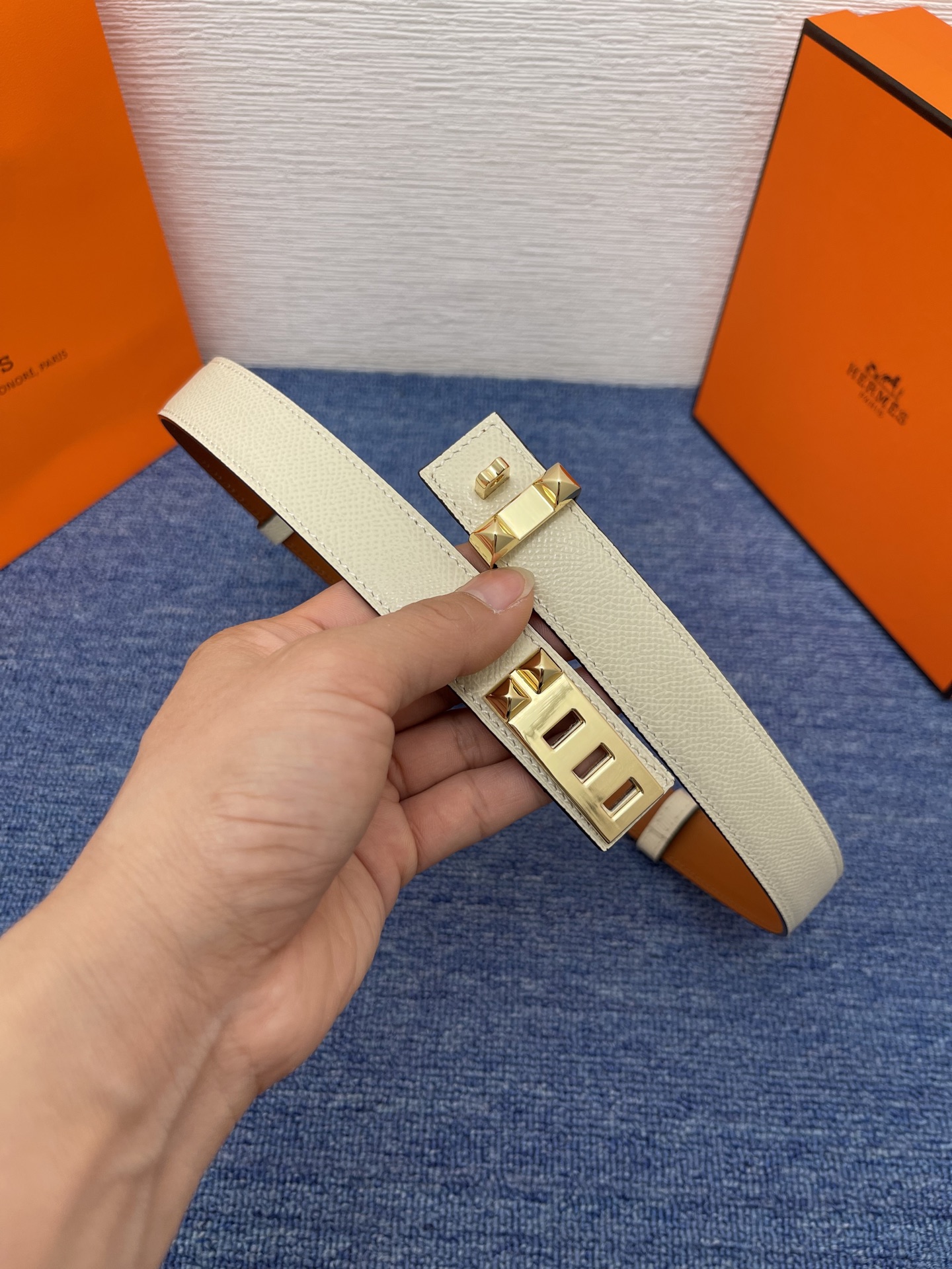 🔴 【品牌】爱马仕   
🔴 【描述】采用高级真皮精制而成，触感厚实，饰以商标带扣。腰带为意大利尺寸，请