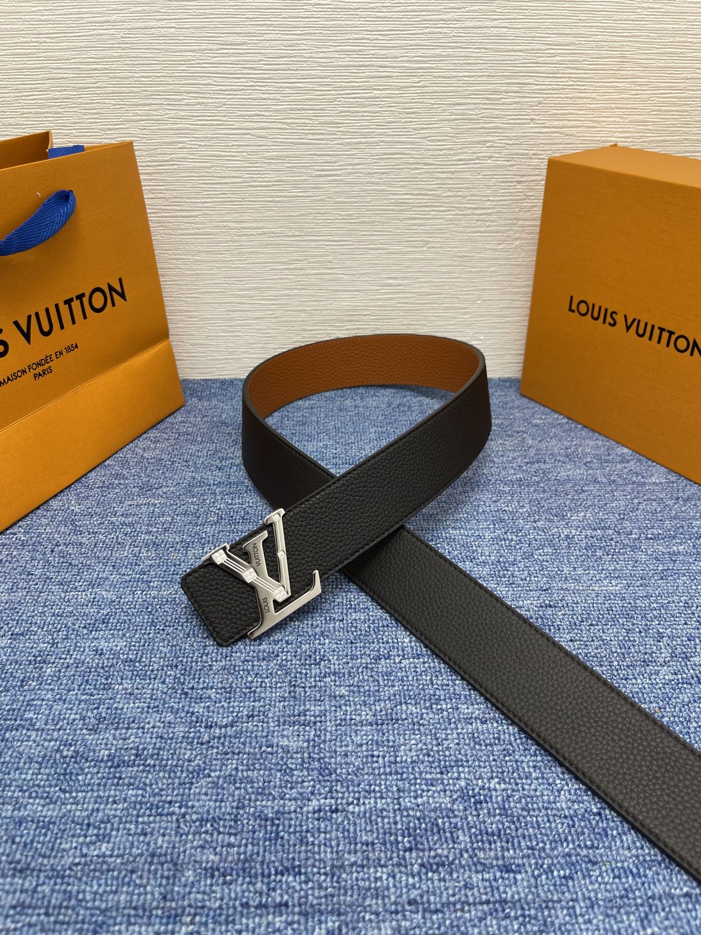 【LOUIS VUITTON】：经典原单品质，经典荔纹皮原单精品钢扣精工制作，细节看图，实物拍摄，高端奢