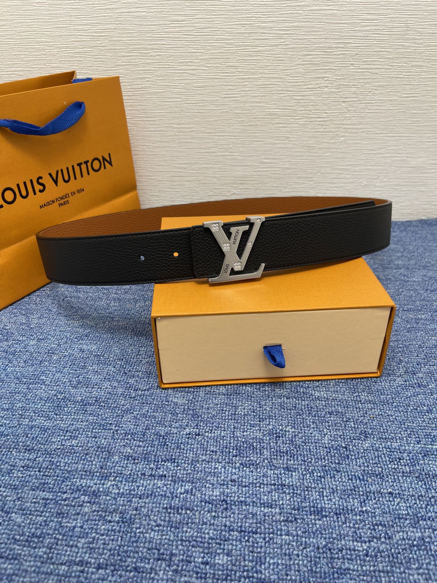 【LOUIS VUITTON】：经典原单品质，经典荔纹皮原单精品钢扣精工制作，细节看图，实物拍摄，高端奢