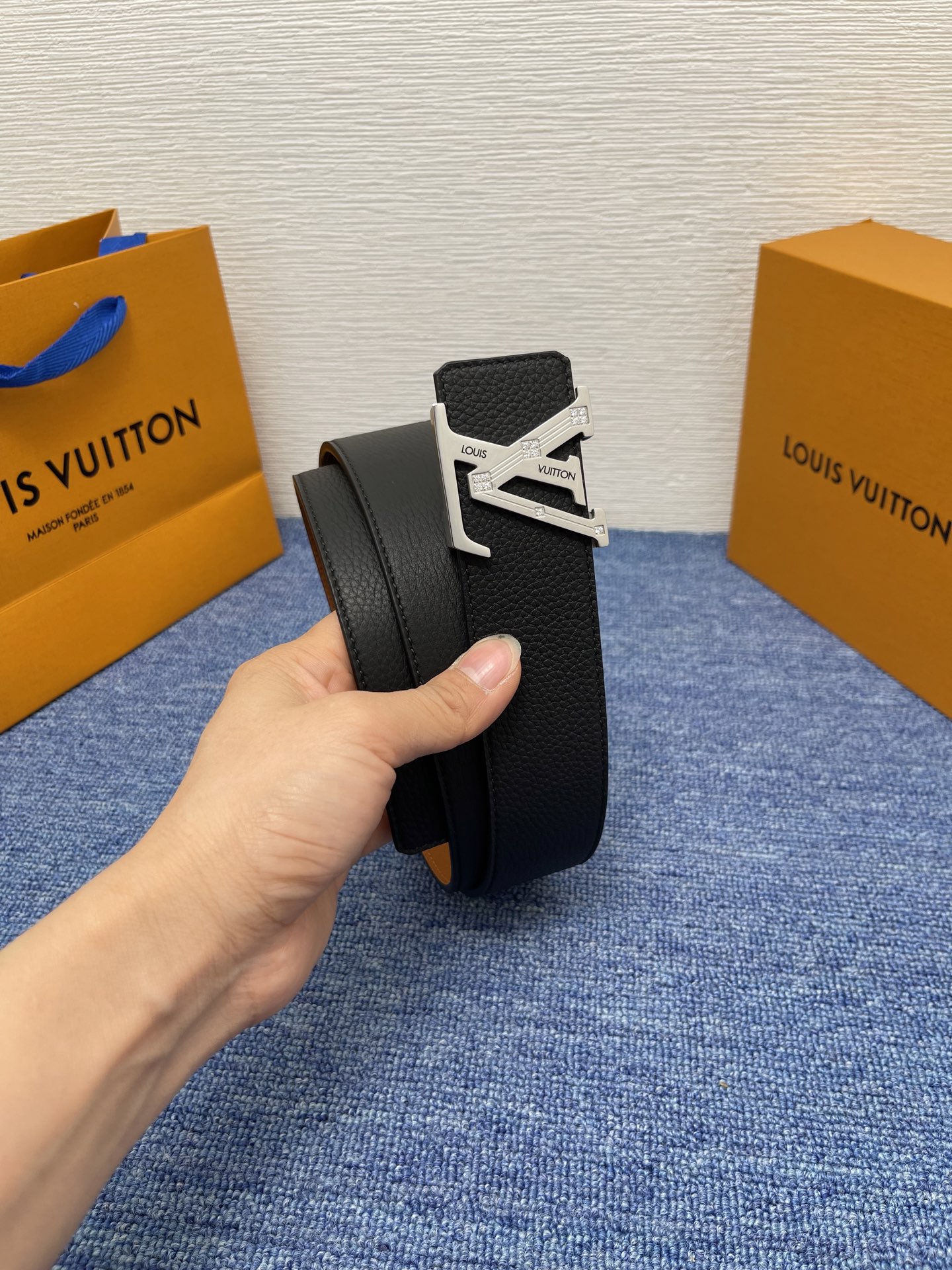 【LOUIS VUITTON】：经典原单品质，经典荔纹皮原单精品钢扣精工制作，细节看图，实物拍摄，高端奢