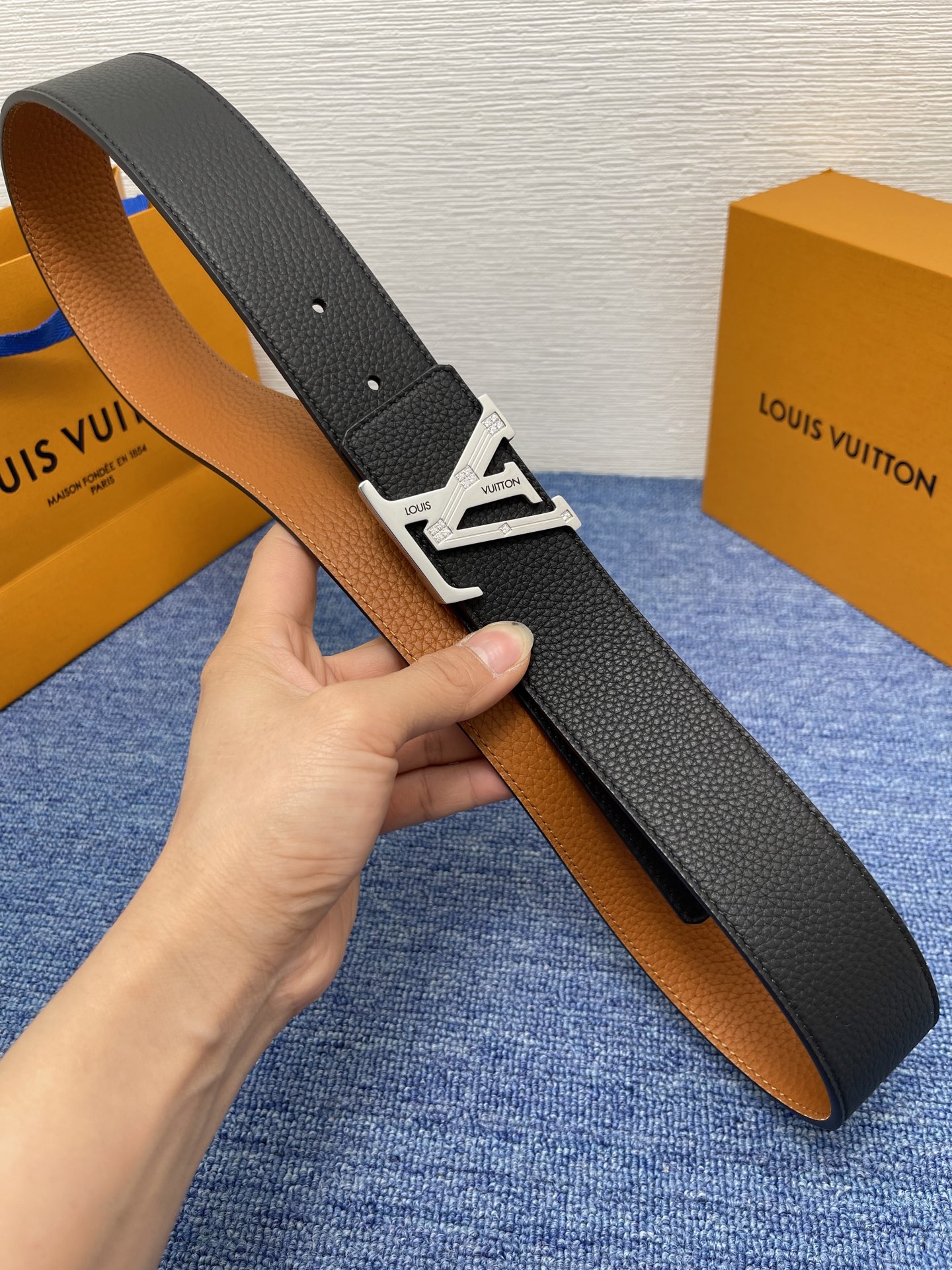 【LOUIS VUITTON】：经典原单品质，经典荔纹皮原单精品钢扣精工制作，细节看图，实物拍摄，高端奢