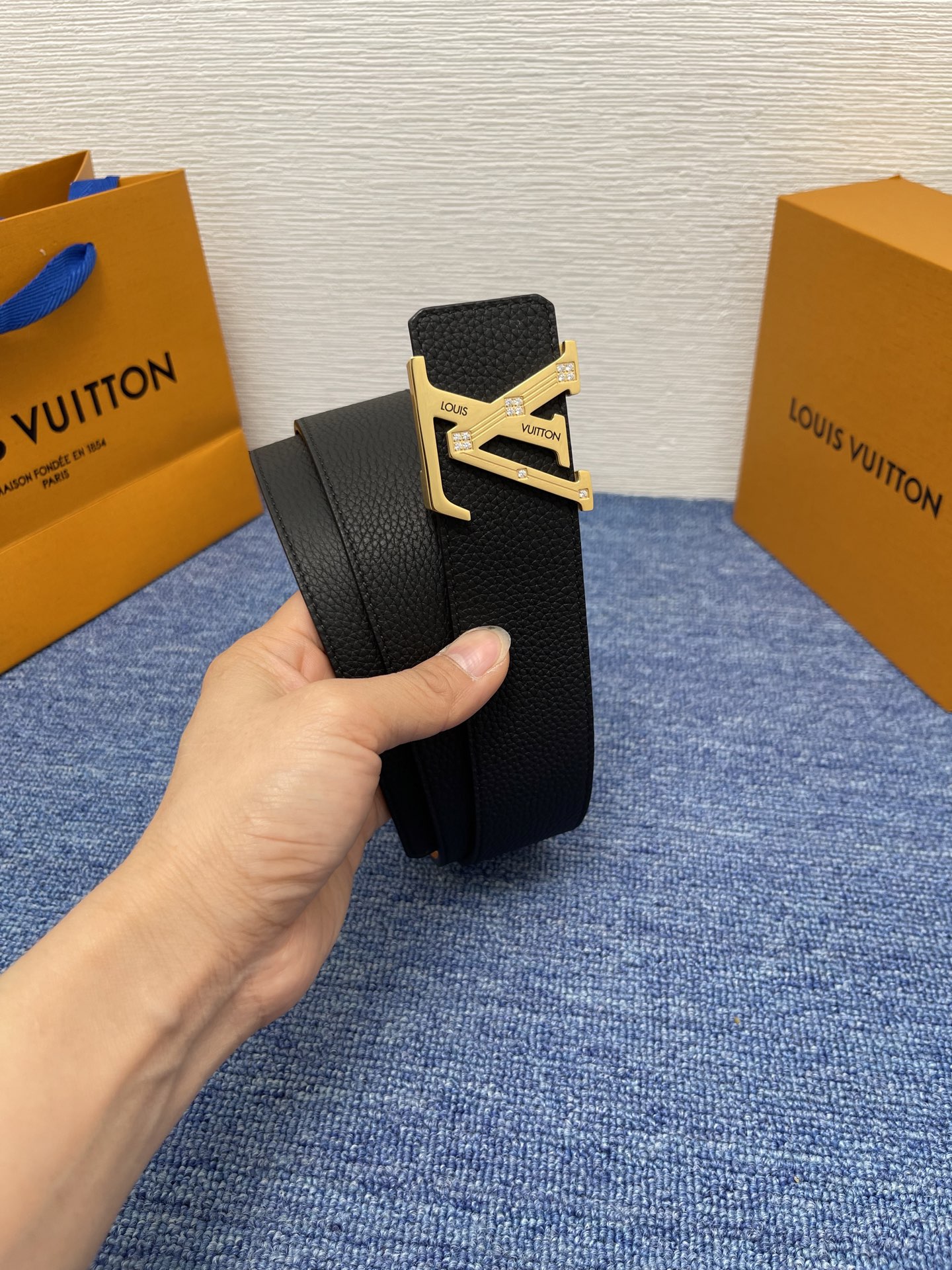 【LOUIS VUITTON】：经典原单品质，经典荔纹皮原单精品钢扣精工制作，细节看图，实物拍摄，高端奢