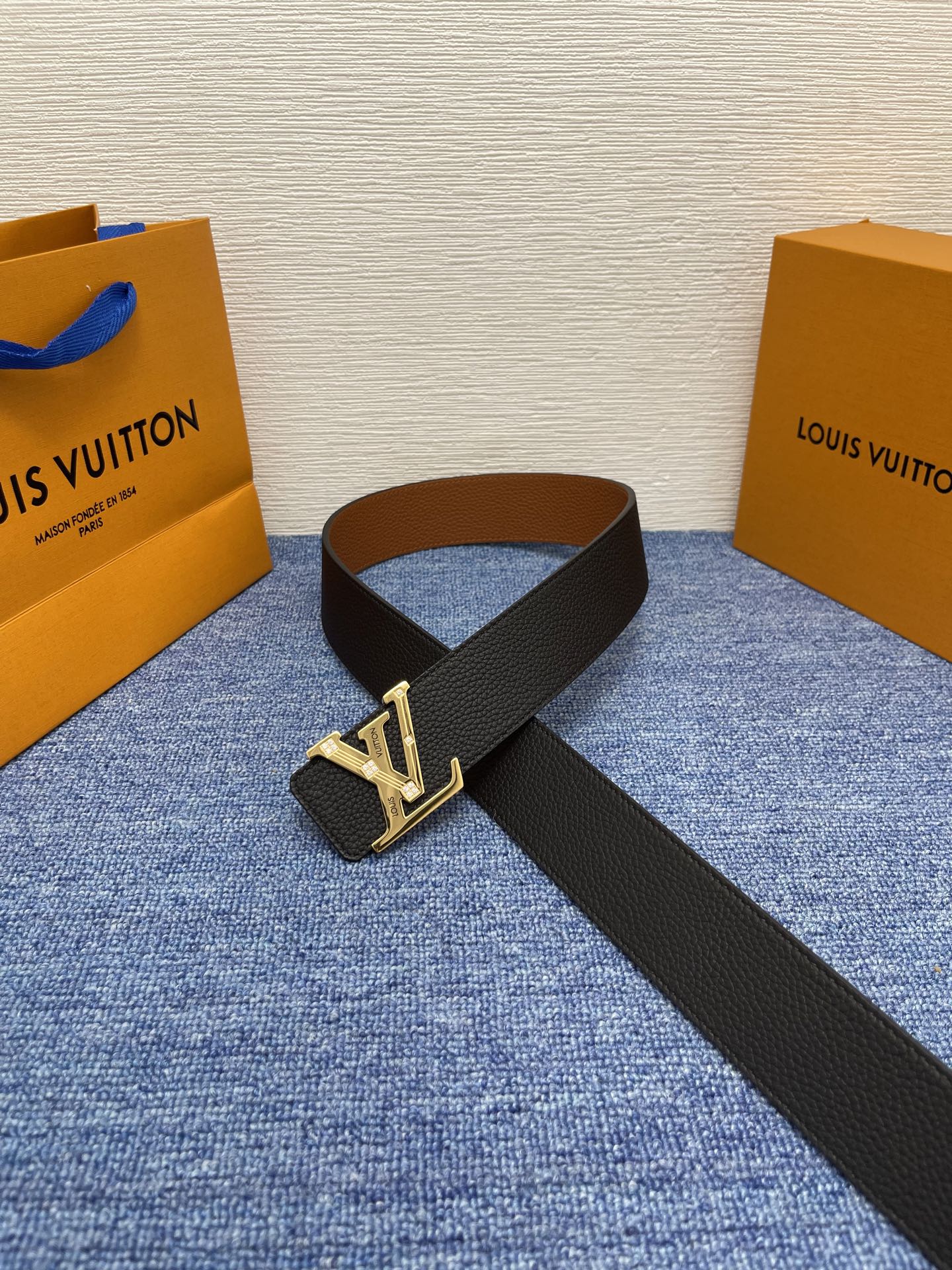 【LOUIS VUITTON】：经典原单品质，经典荔纹皮原单精品钢扣精工制作，细节看图，实物拍摄，高端奢