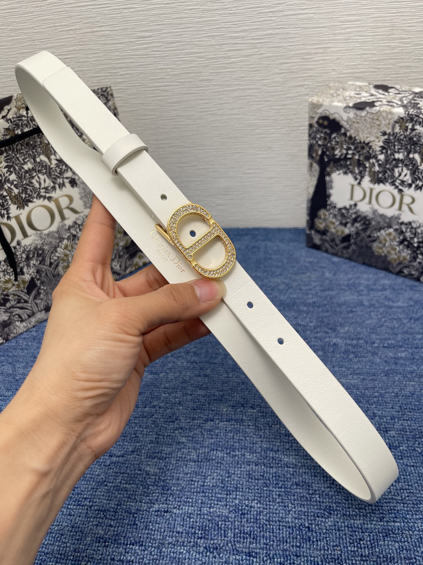 30 Montaigne 腰带

20毫米牛皮革 
编号 B04589BVN_M900。    这款 3