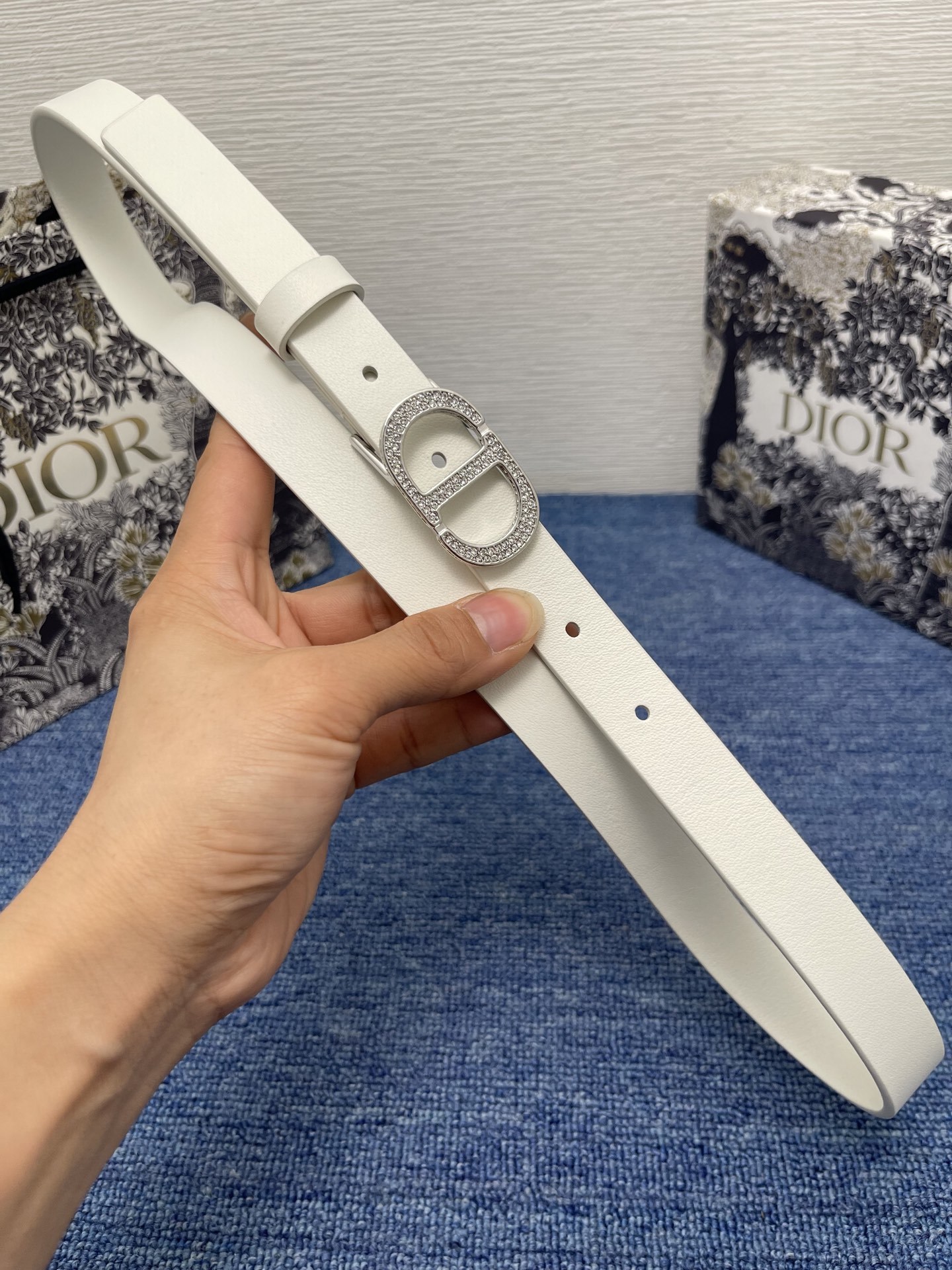 30 Montaigne 腰带
20毫米牛皮革
编号 B04589BVN_M900。 这款 3