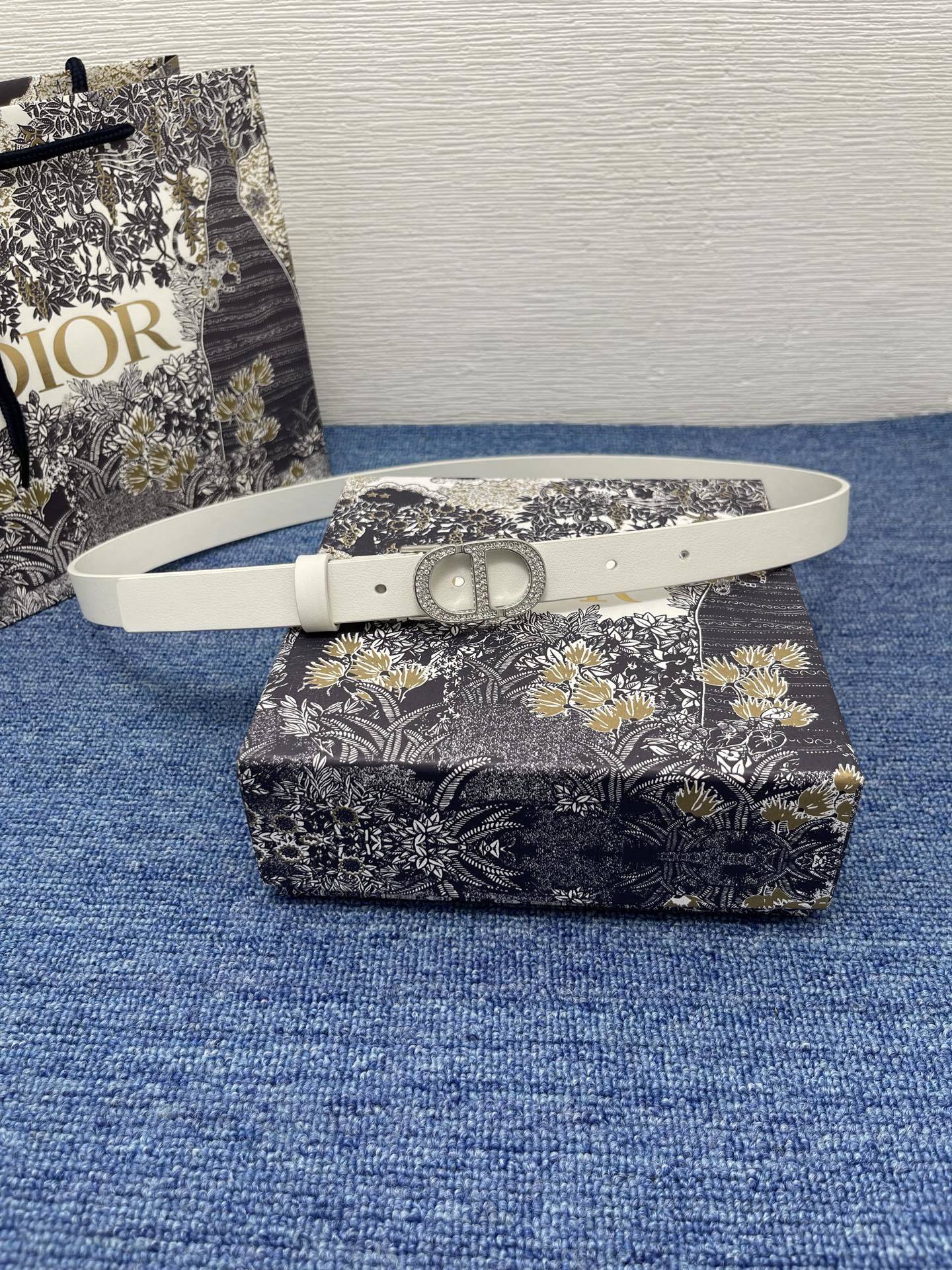 30 Montaigne 腰带
20毫米牛皮革
编号 B04589BVN_M900。 这款 3