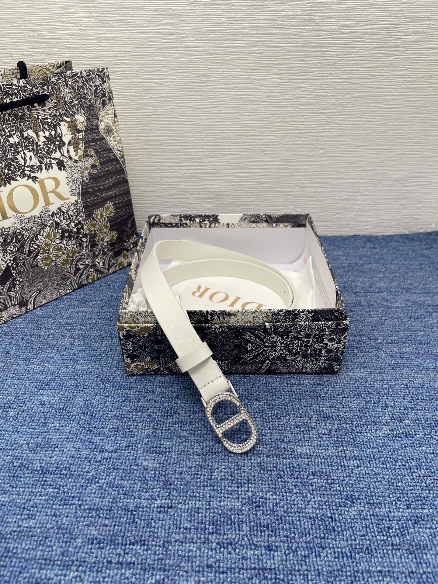 30 Montaigne 腰带
20毫米牛皮革
编号 B04589BVN_M900。 这款 3