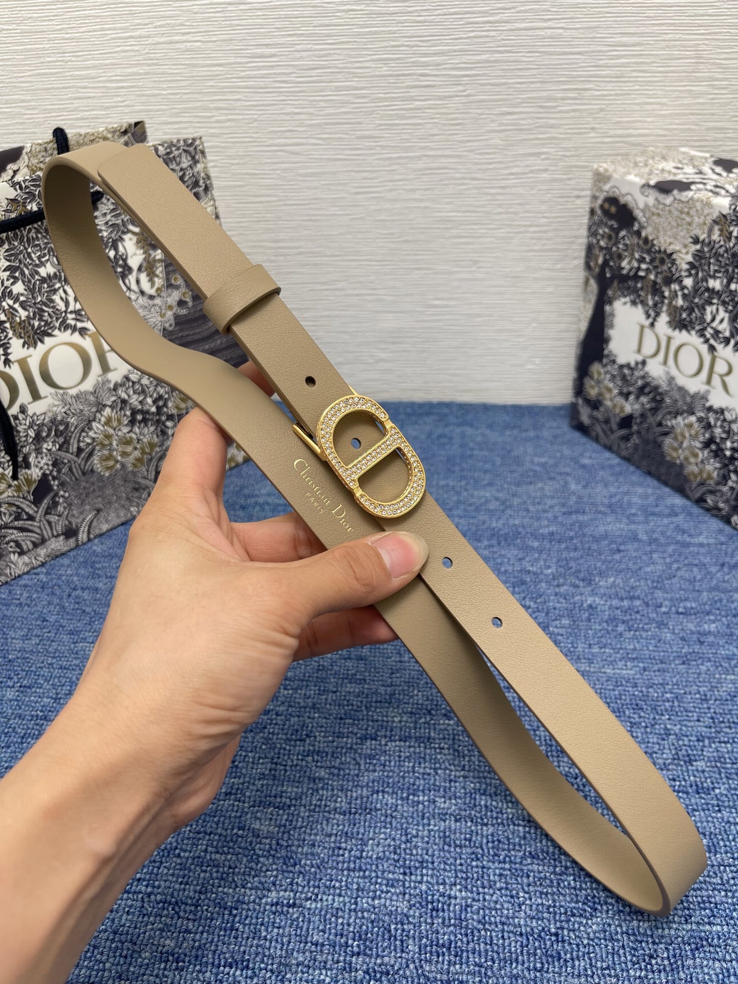 30 Montaigne 腰带
20毫米牛皮革
编号 B04589BVN_M900。 这款 3