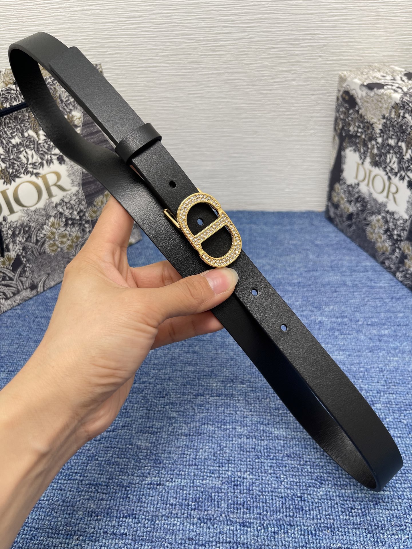 30 Montaigne 腰带

20毫米牛皮革 
编号 B04589BVN_M900。    这款 3