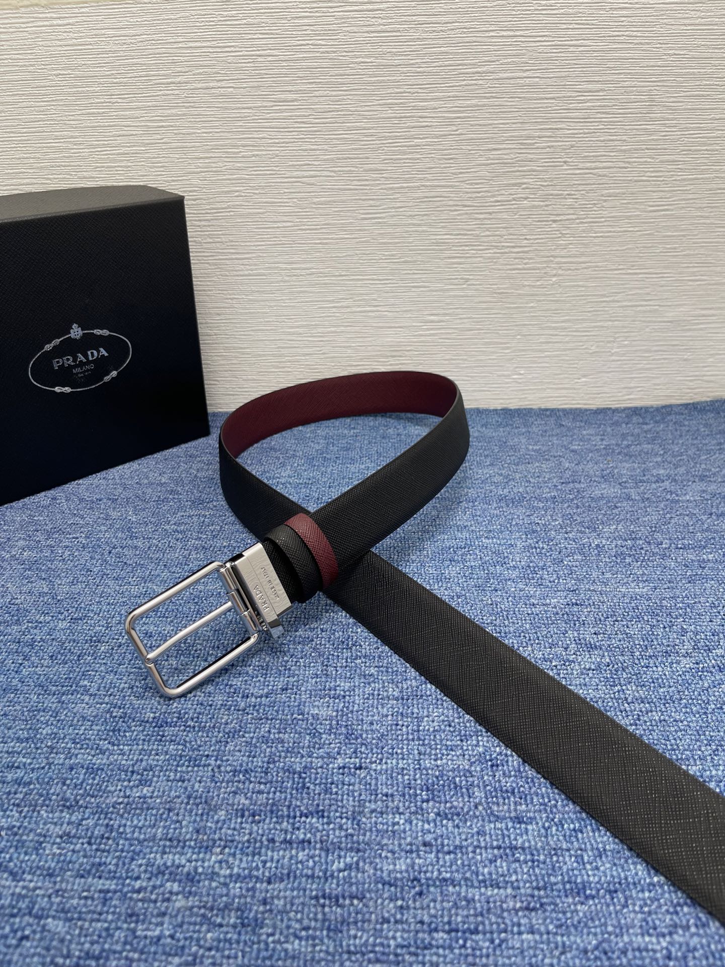 PRADA （普拉达）专柜同款 男士休闲双面用腰带 宽3.4cm 采用光滑双面头层小牛皮 采用简约外形设