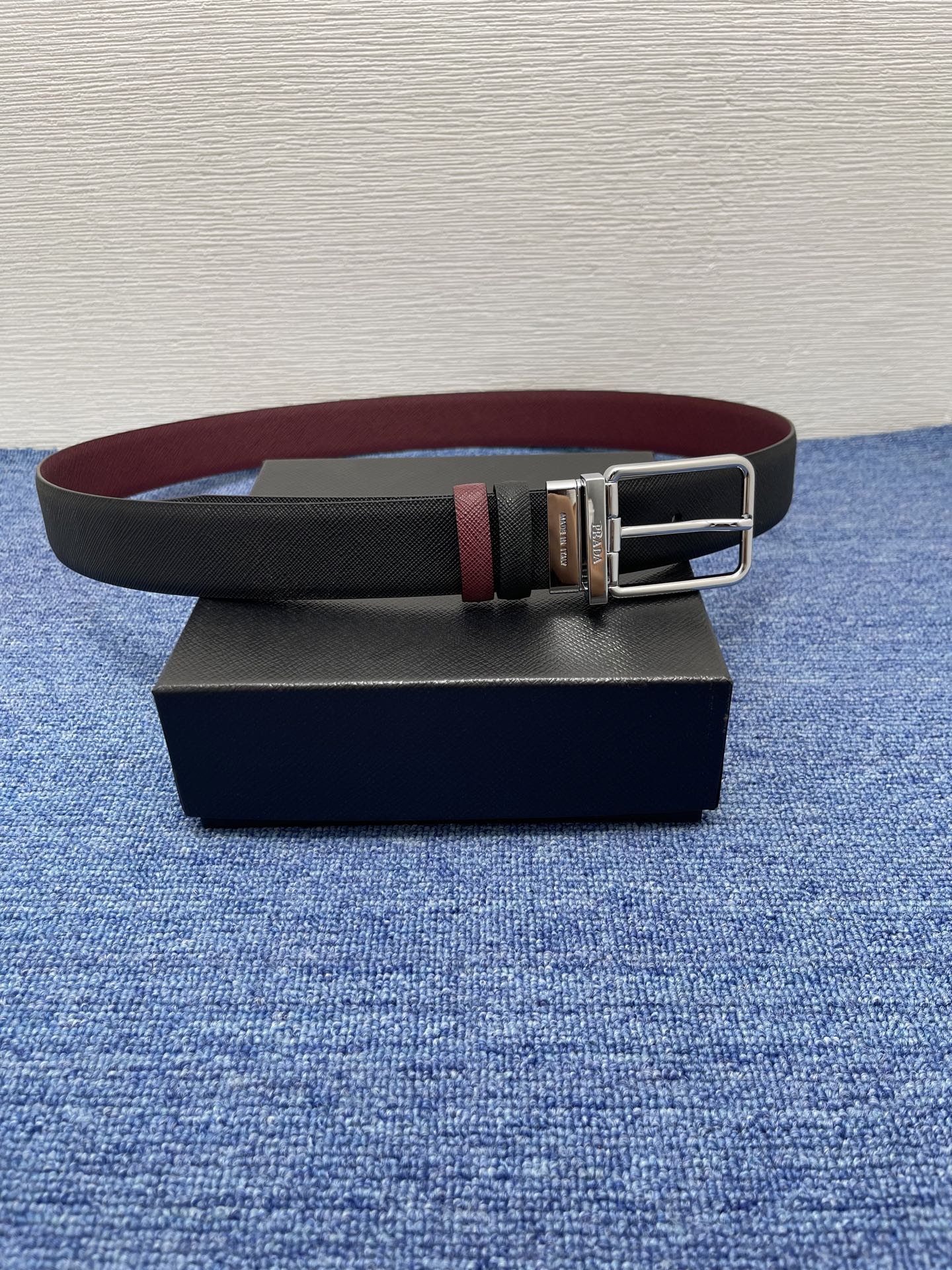 PRADA （普拉达）专柜同款 男士休闲双面用腰带 宽3.4cm 采用光滑双面头层小牛皮 采用简约外形设