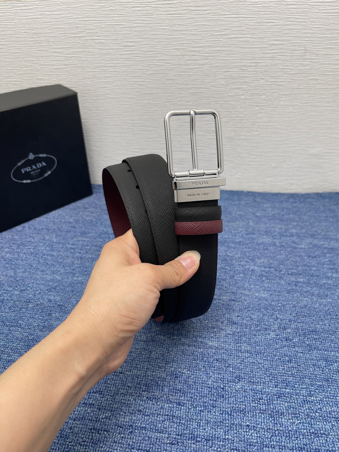 PRADA （普拉达）专柜同款 男士休闲双面用腰带 宽3.4cm 采用光滑双面头层小牛皮 采用简约外形设