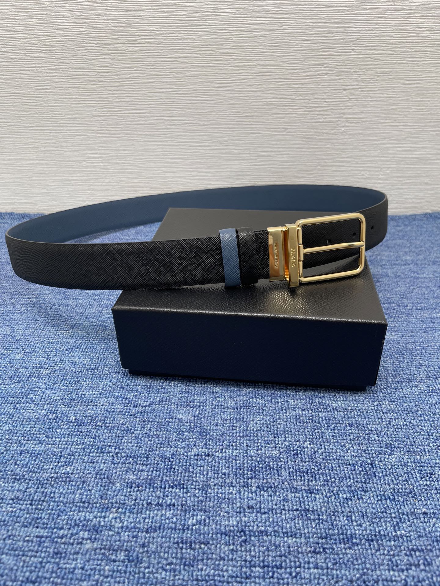 PRADA （普拉达）专柜同款 男士休闲双面用腰带 宽3.4cm 采用光滑双面头层小牛皮 采用简约外形设