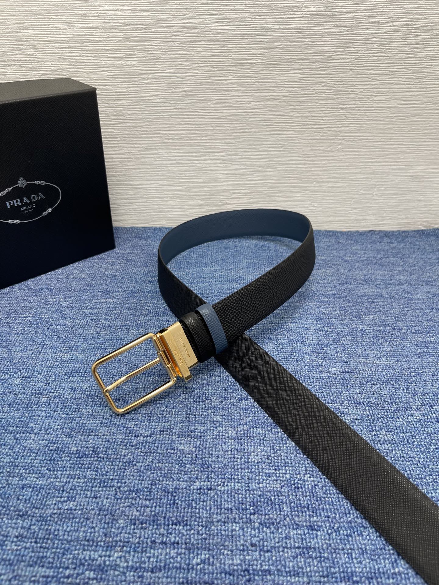 PRADA （普拉达）专柜同款 男士休闲双面用腰带 宽3.4cm 采用光滑双面头层小牛皮 采用简约外形设