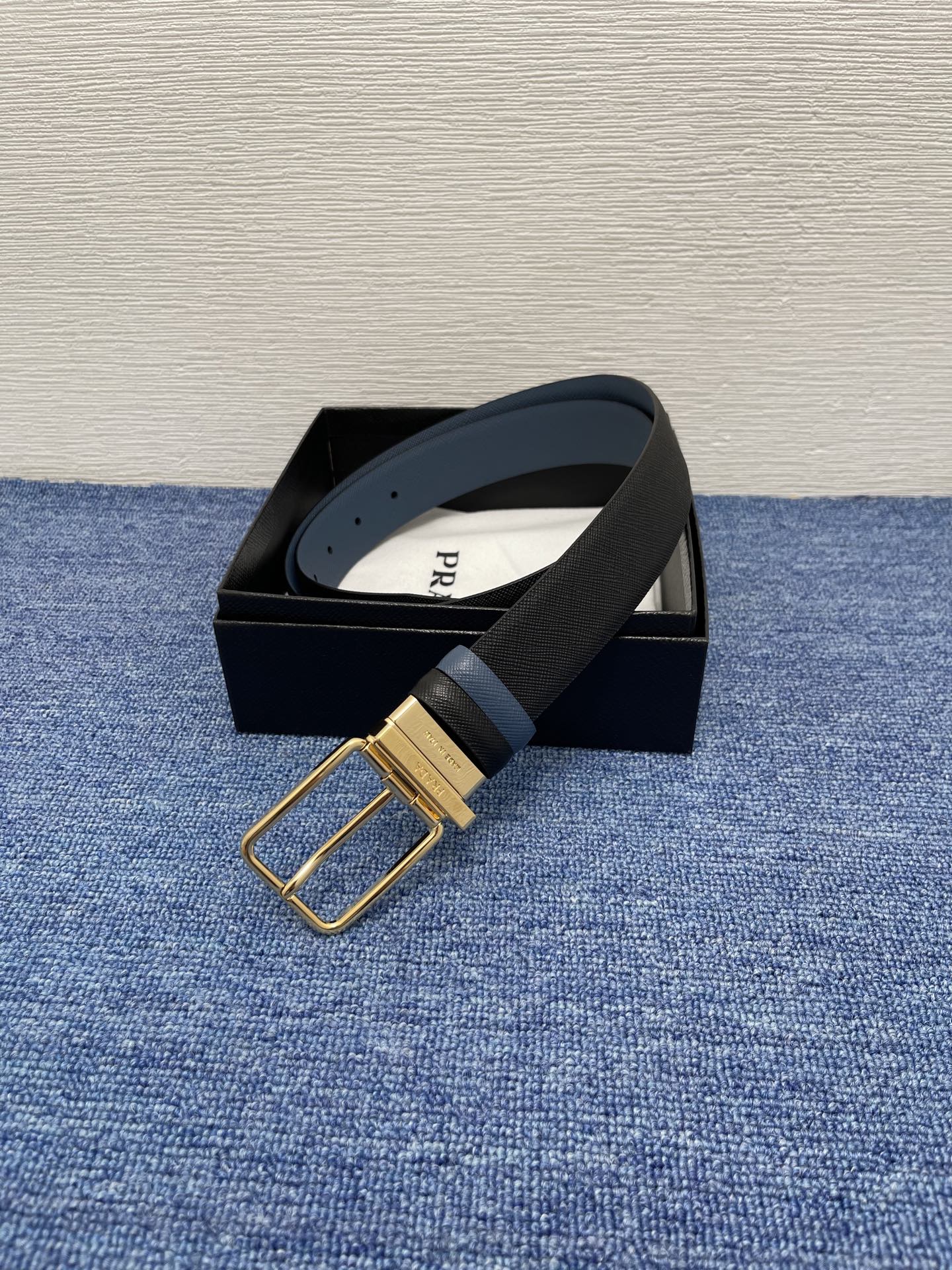 PRADA （普拉达）专柜同款 男士休闲双面用腰带 宽3.4cm 采用光滑双面头层小牛皮 采用简约外形设