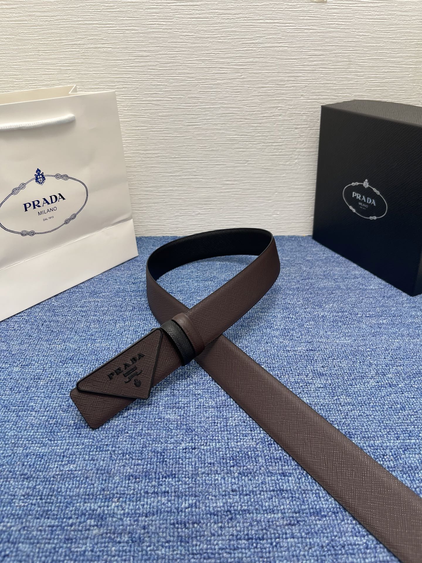 PRADA (普拉达) 专柜最新款 🎉🎉🎉  这款搭扣式腰带出自多功能的组合式配饰系列 可随心搭配 三角