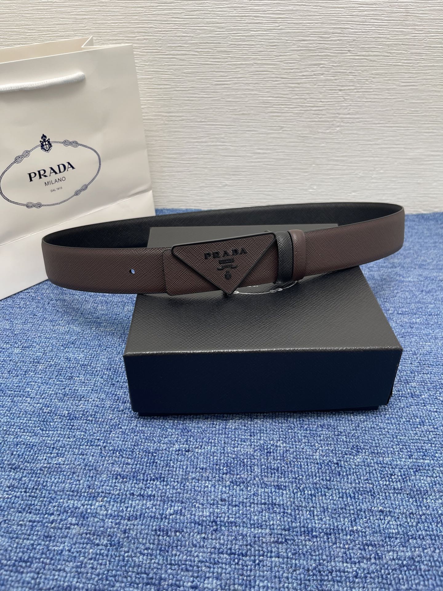 PRADA (普拉达) 专柜最新款 🎉🎉🎉  这款搭扣式腰带出自多功能的组合式配饰系列 可随心搭配 三角