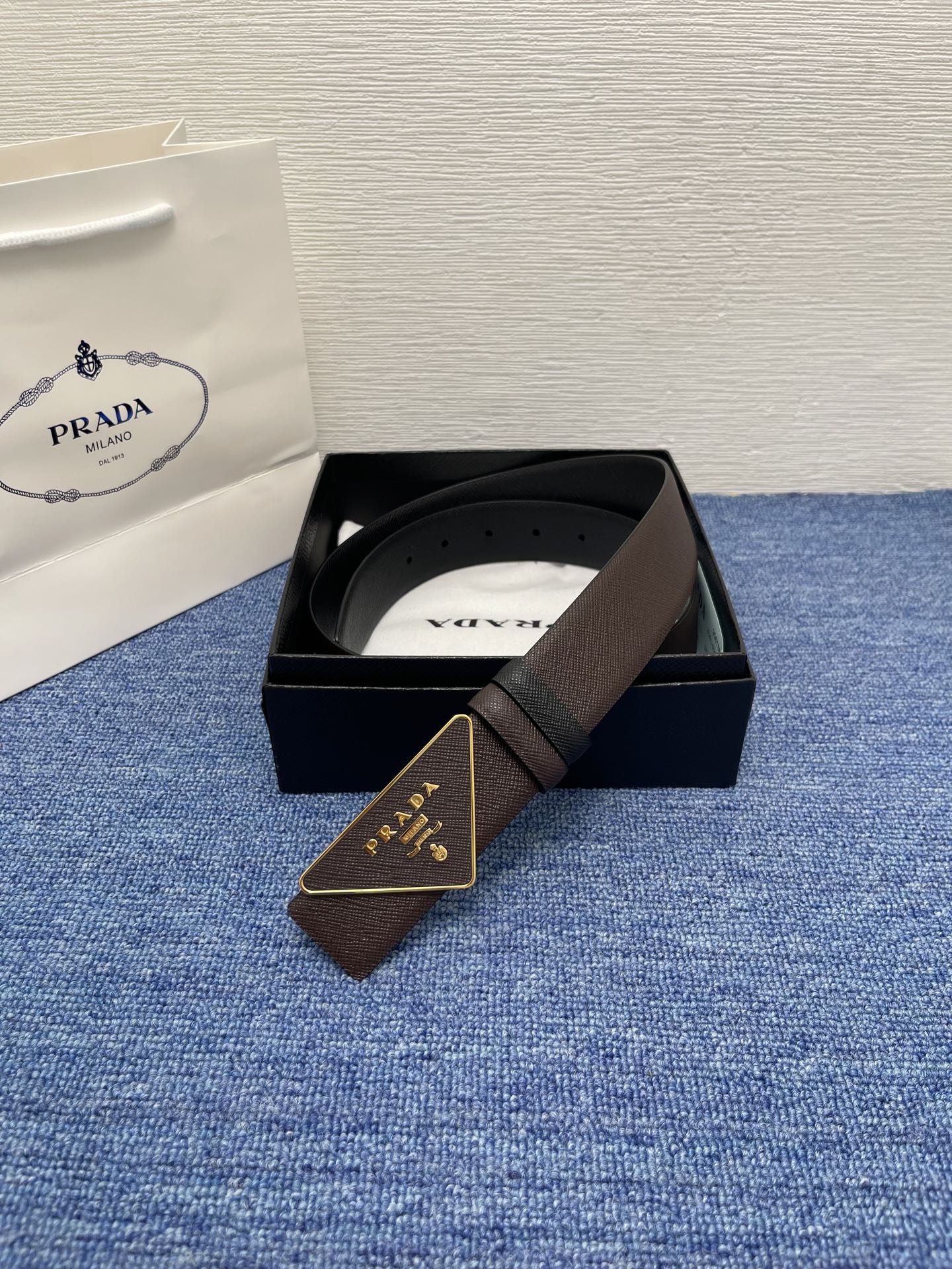 PRADA (普拉达) 专柜最新款 🎉🎉🎉  这款搭扣式腰带出自多功能的组合式配饰系列 可随心搭配 三角