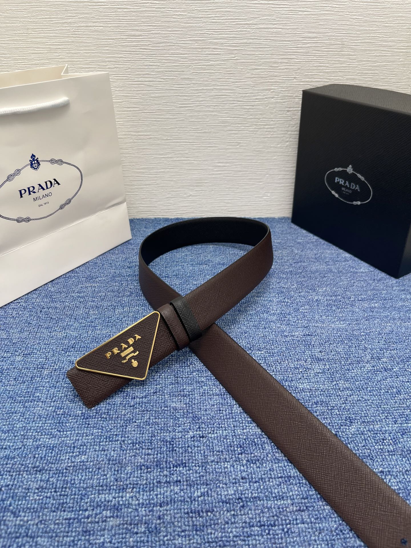 PRADA (普拉达) 专柜最新款 🎉🎉🎉  这款搭扣式腰带出自多功能的组合式配饰系列 可随心搭配 三角