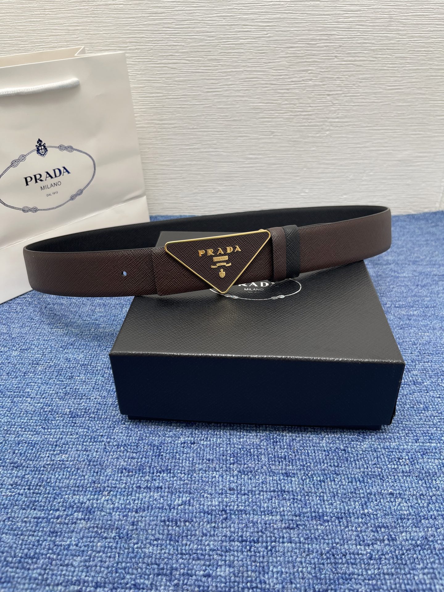PRADA (普拉达) 专柜最新款 🎉🎉🎉  这款搭扣式腰带出自多功能的组合式配饰系列 可随心搭配 三角
