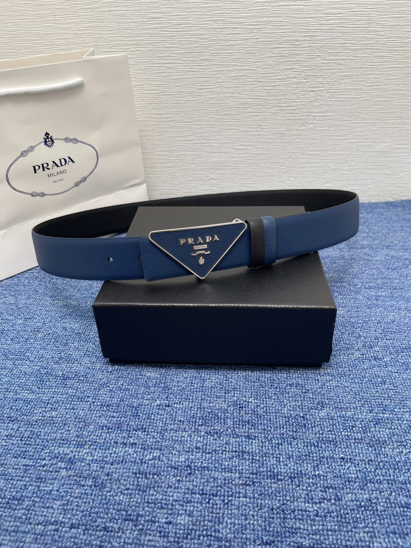 PRADA (普拉达) 专柜最新款 🎉🎉🎉  这款搭扣式腰带出自多功能的组合式配饰系列 可随心搭配 三角