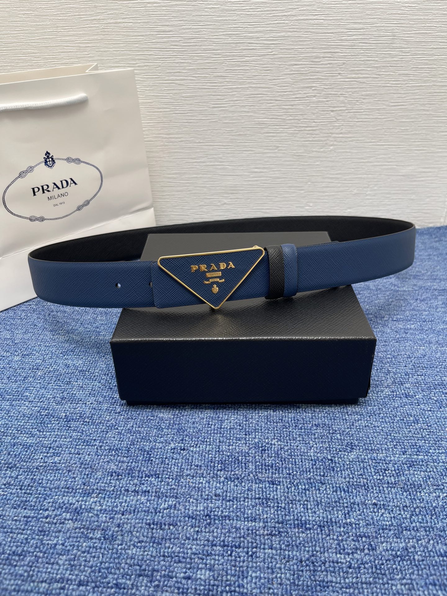 PRADA (普拉达) 专柜最新款 🎉🎉🎉  这款搭扣式腰带出自多功能的组合式配饰系列 可随心搭配 三角