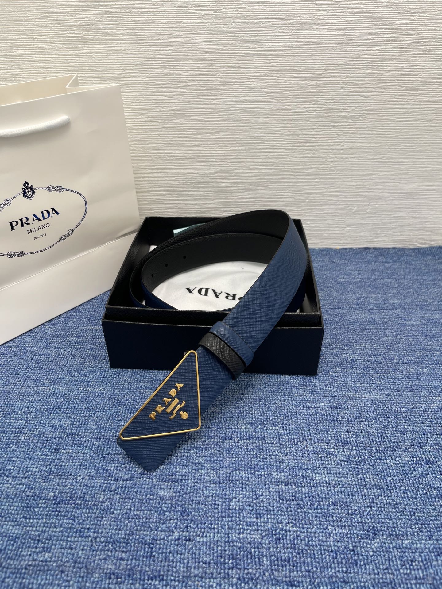 PRADA (普拉达) 专柜最新款 🎉🎉🎉  这款搭扣式腰带出自多功能的组合式配饰系列 可随心搭配 三角
