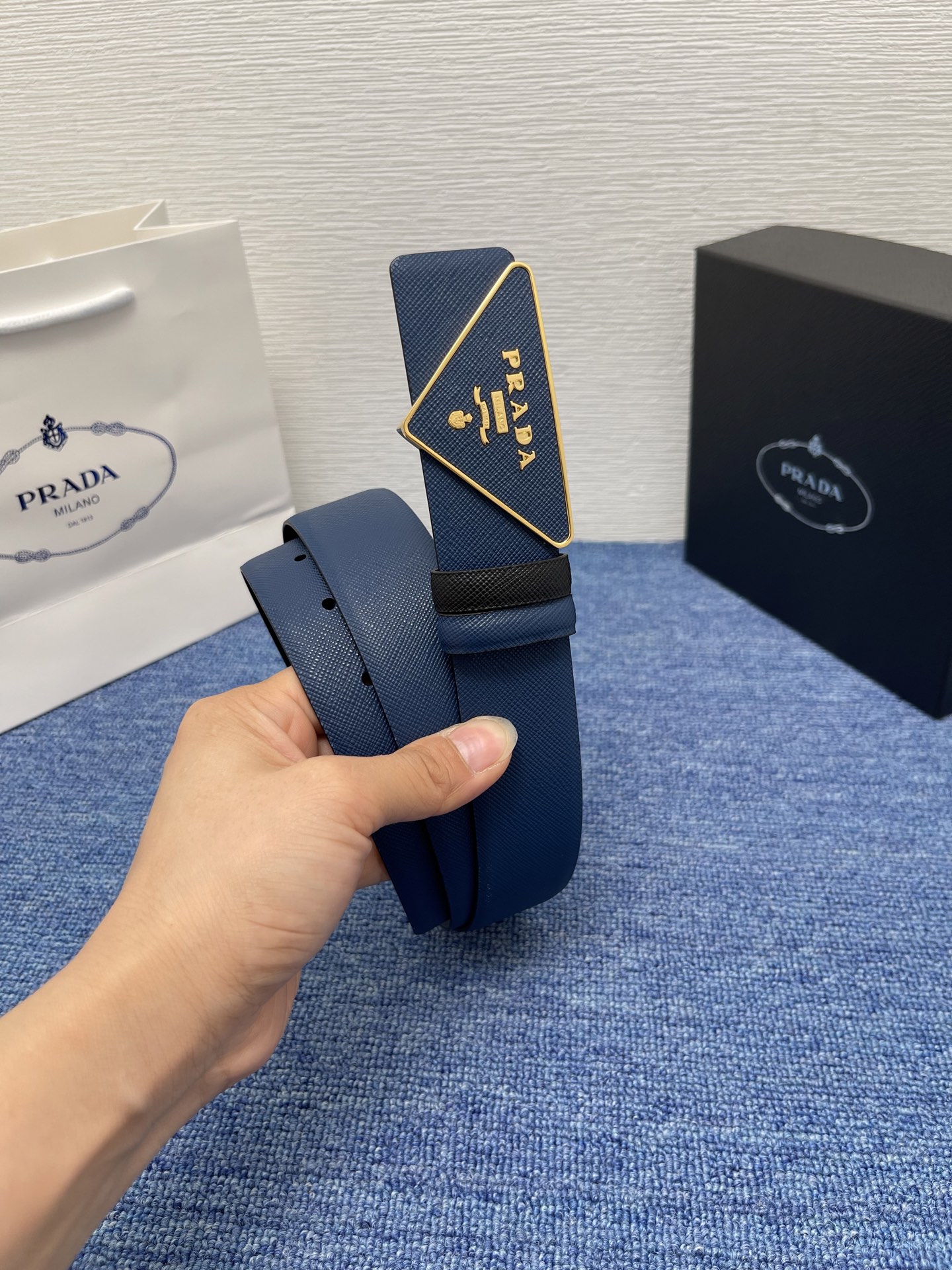 PRADA (普拉达) 专柜最新款 🎉🎉🎉  这款搭扣式腰带出自多功能的组合式配饰系列 可随心搭配 三角