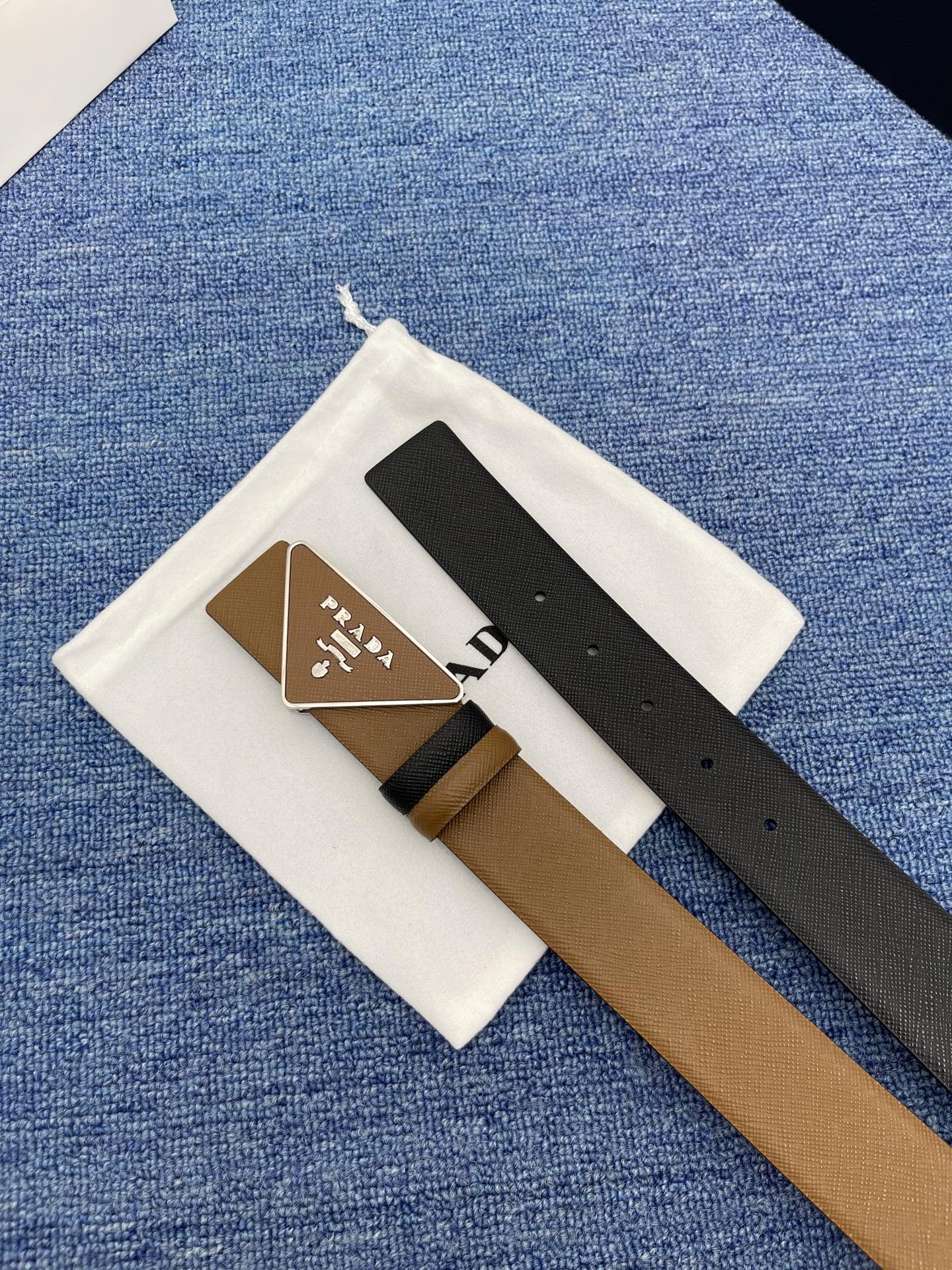 PRADA (普拉达) 专柜最新款 🎉🎉🎉  这款搭扣式腰带出自多功能的组合式配饰系列 可随心搭配 三角
