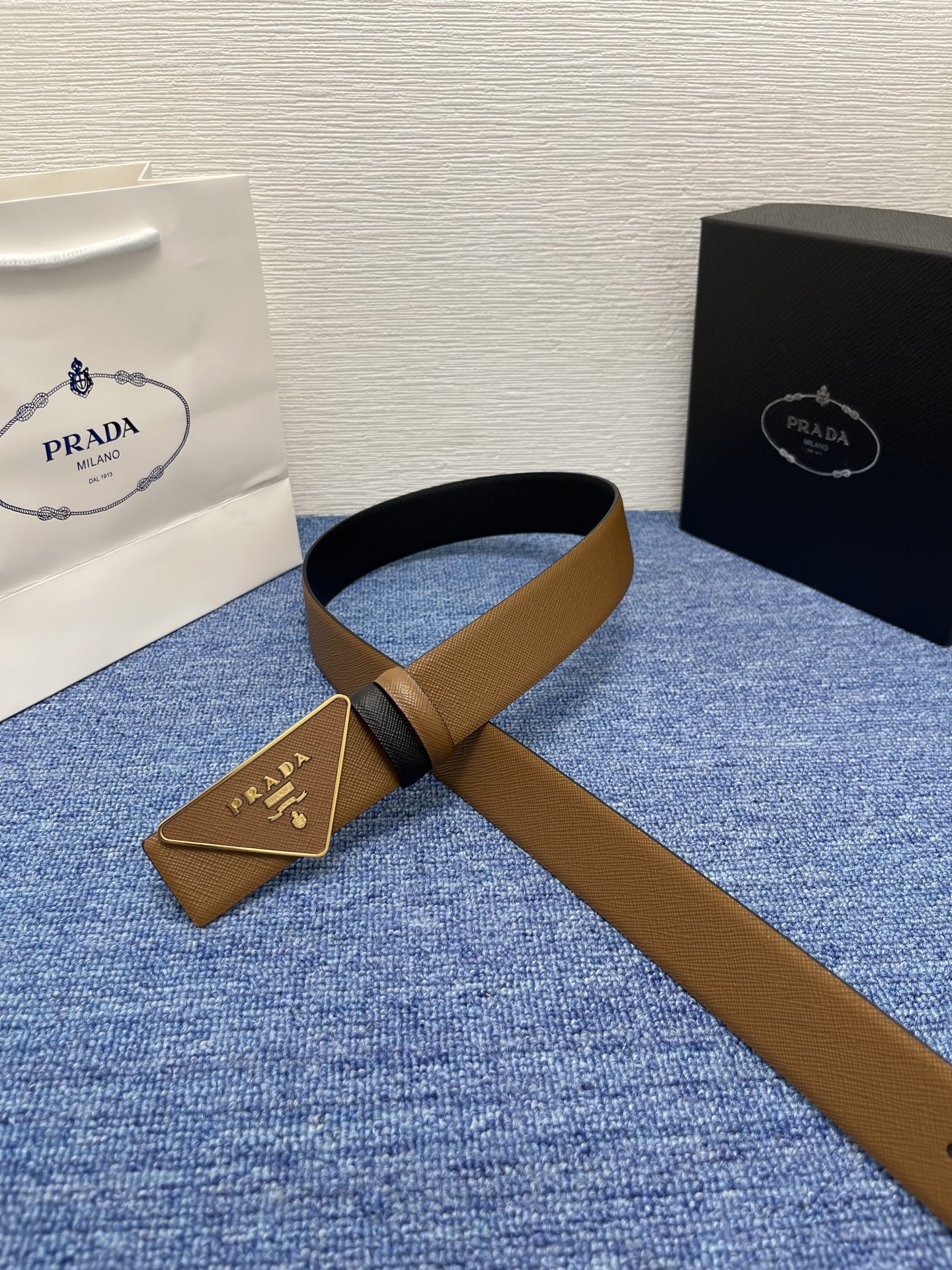PRADA (普拉达) 专柜最新款 🎉🎉🎉  这款搭扣式腰带出自多功能的组合式配饰系列 可随心搭配 三角