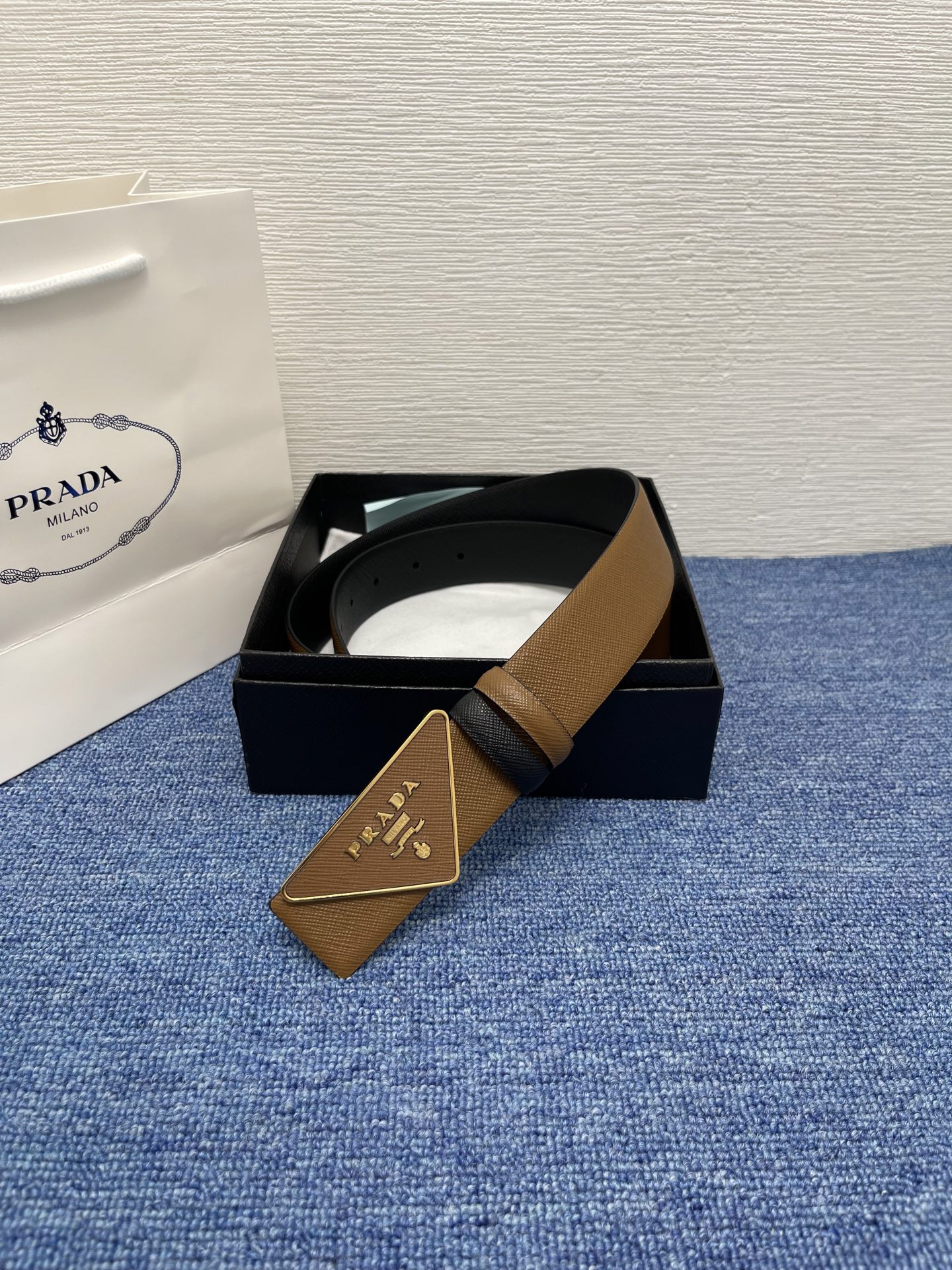 PRADA (普拉达) 专柜最新款 🎉🎉🎉  这款搭扣式腰带出自多功能的组合式配饰系列 可随心搭配 三角