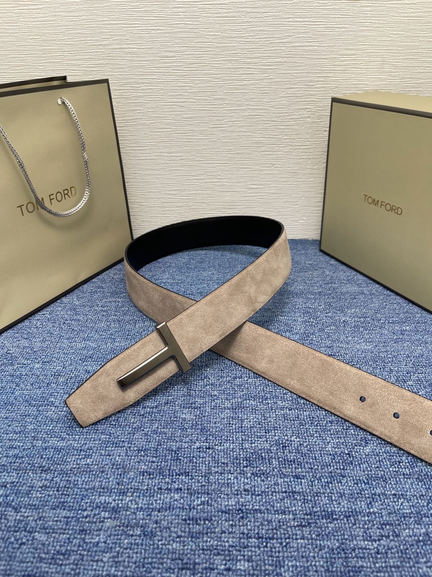 TOM FORD 汤姆福特。新品高端双面小牛皮，简约商务男士腰带，4.0cm宽，双面使用，配原版包装