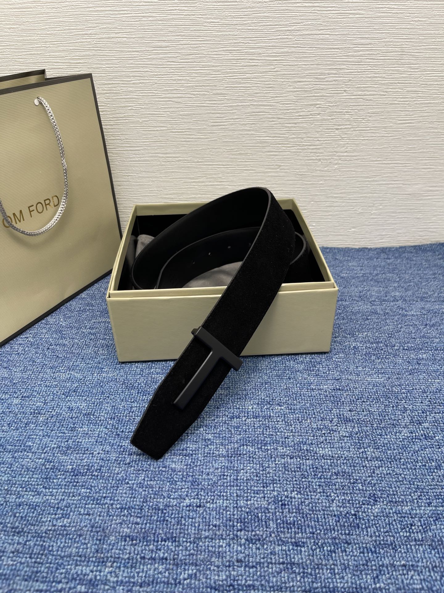  TOM FORD 汤姆福特。新品高端双面小牛皮，简约商务男士腰带，4.0cm宽，双面使用，配原版包装