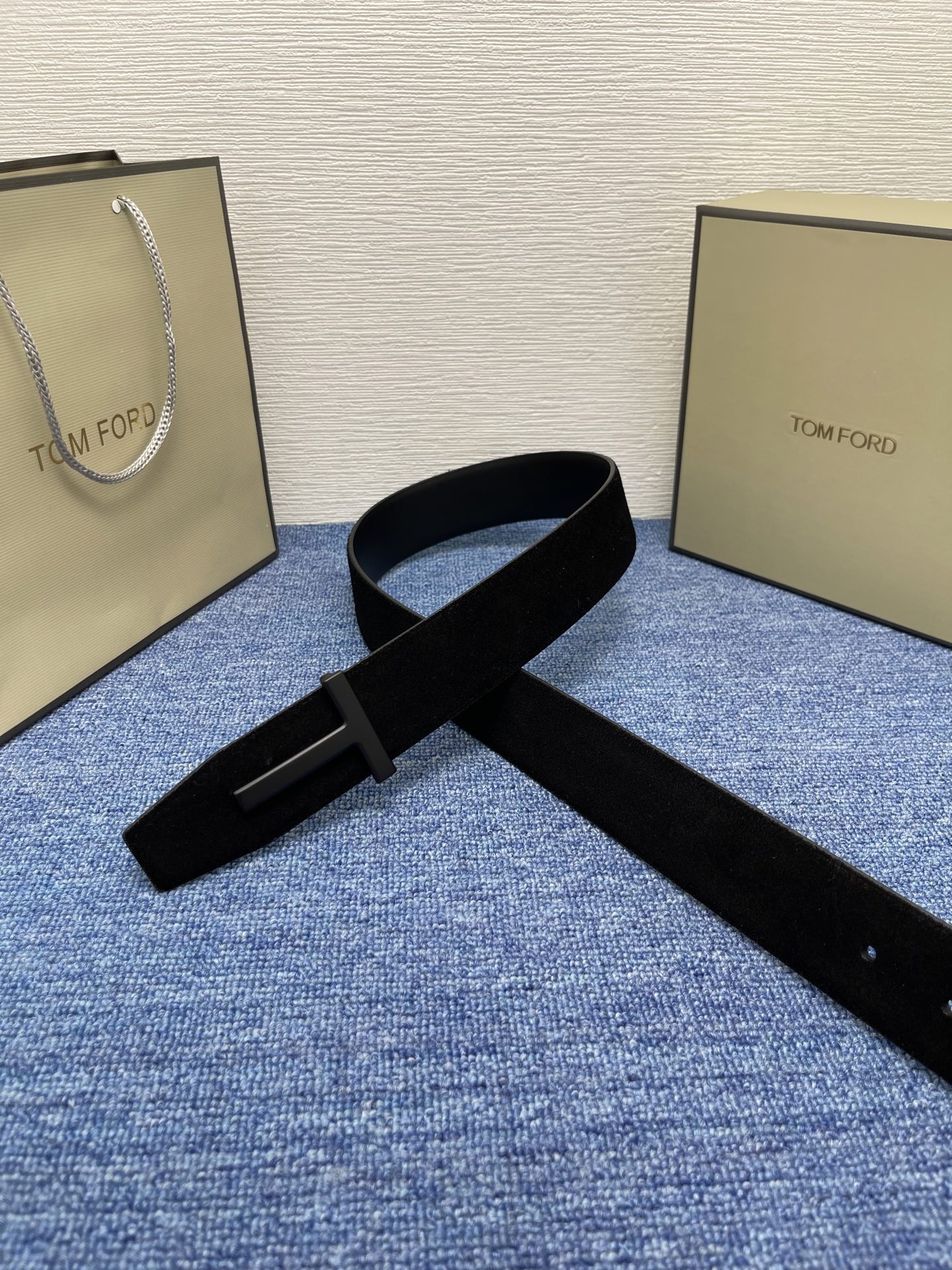  TOM FORD 汤姆福特。新品高端双面小牛皮，简约商务男士腰带，4.0cm宽，双面使用，配原版包装