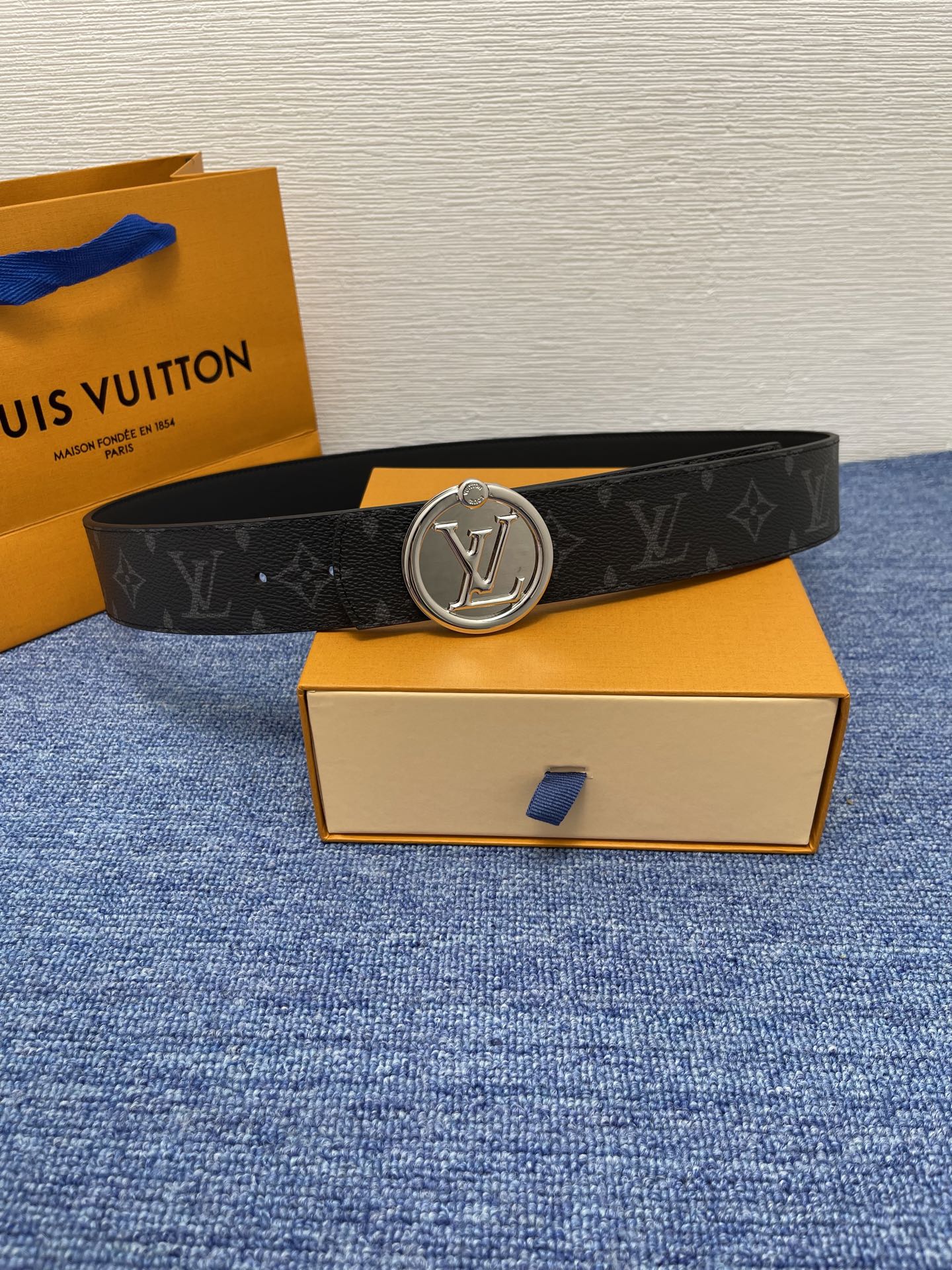 🔴 【品牌】LV  4．0cm 
🔴 【描述】这款饰有LV带扣的腰带配以水牛皮衬里，覆以Monogram