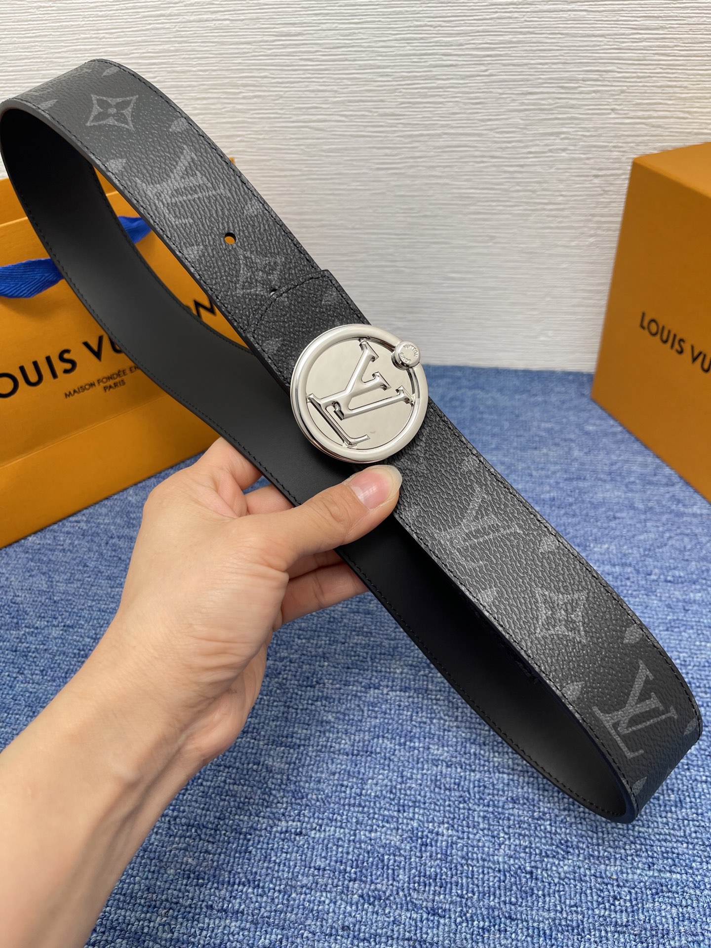 🔴 【品牌】LV  4．0cm 
🔴 【描述】这款饰有LV带扣的腰带配以水牛皮衬里，覆以Monogram