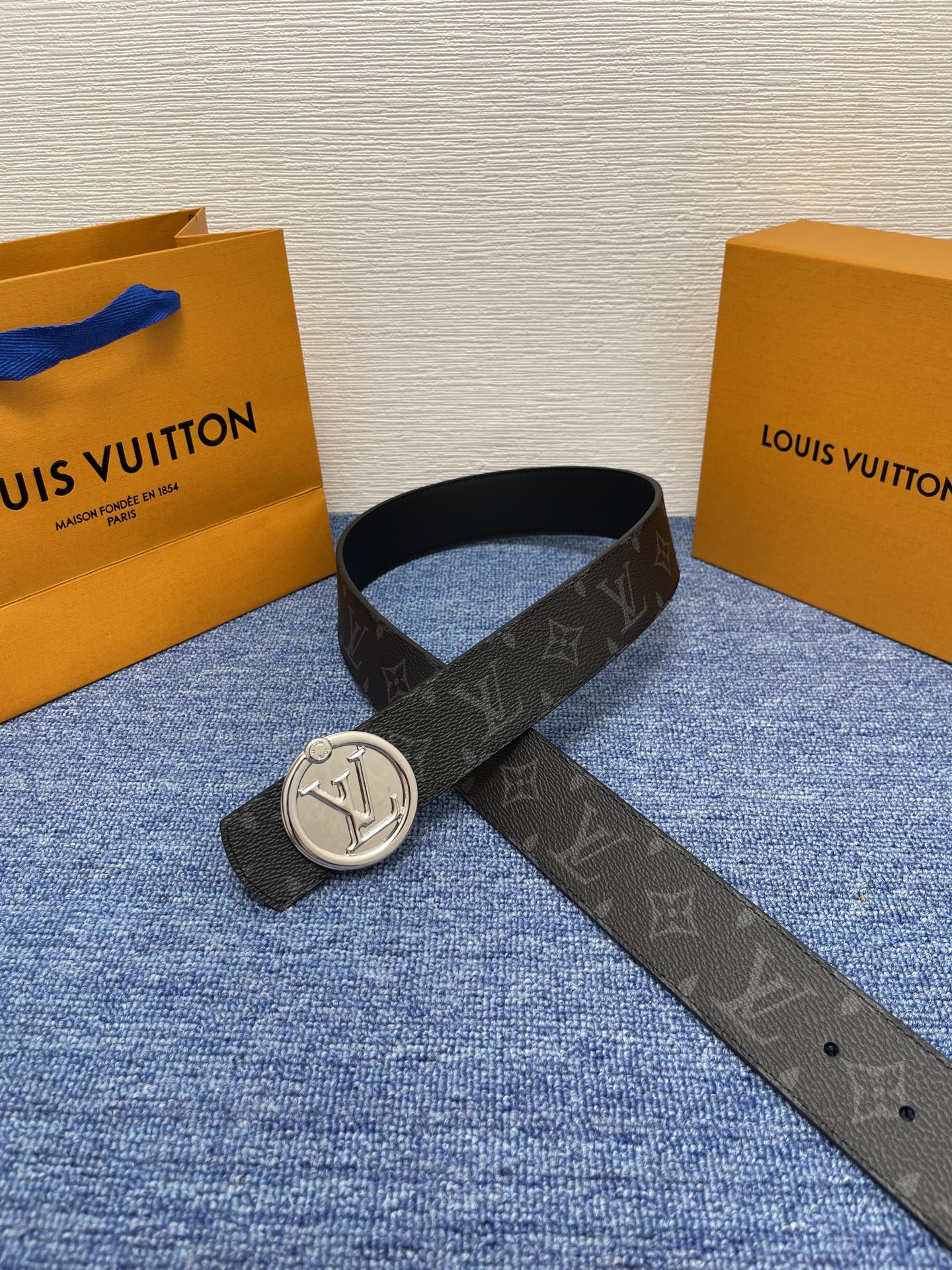 🔴 【品牌】LV  4．0cm 
🔴 【描述】这款饰有LV带扣的腰带配以水牛皮衬里，覆以Monogram