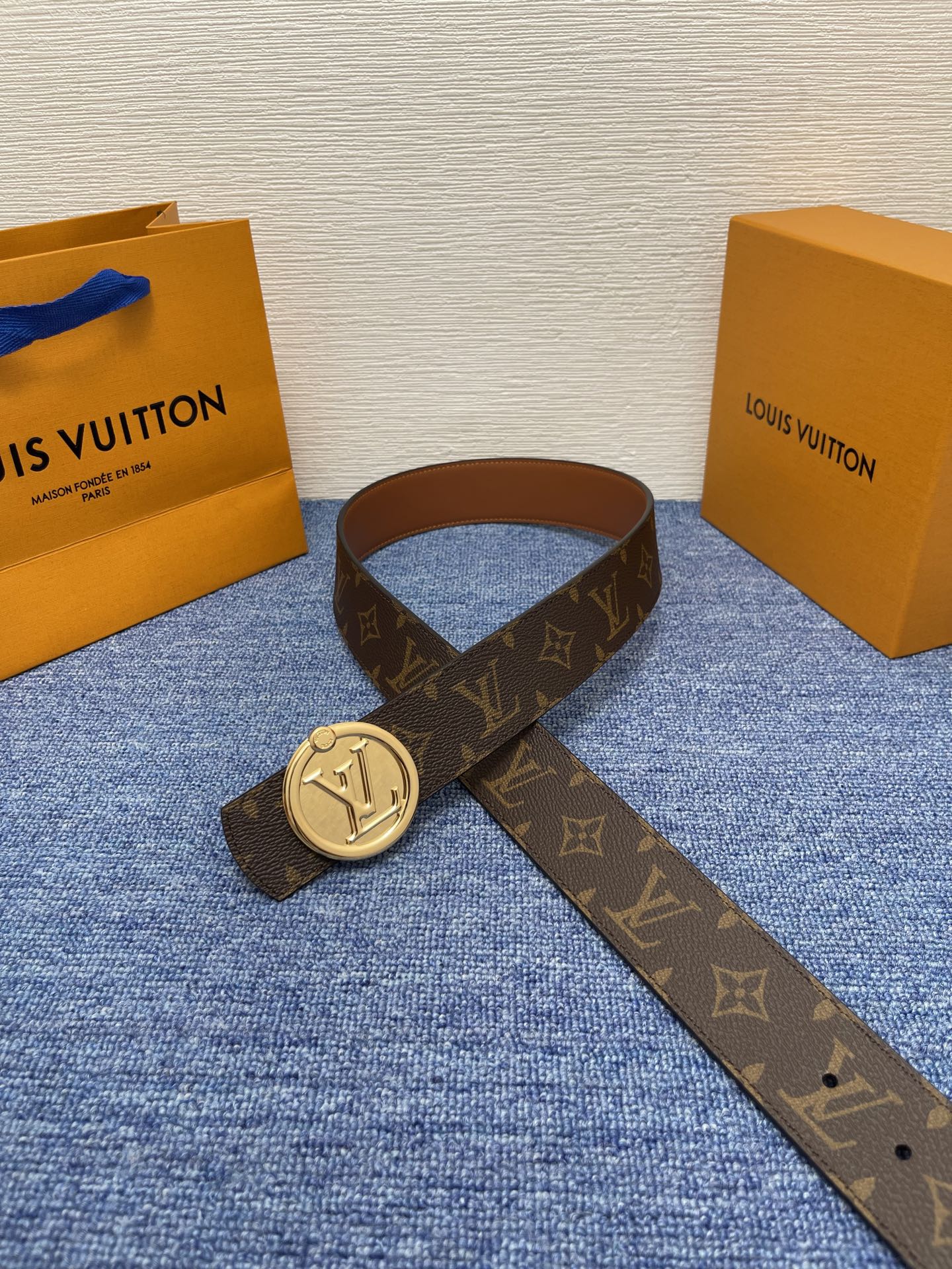 🔴 【品牌】LV  4．0cm 
🔴 【描述】这款饰有LV带扣的腰带配以水牛皮衬里，覆以Monogram
