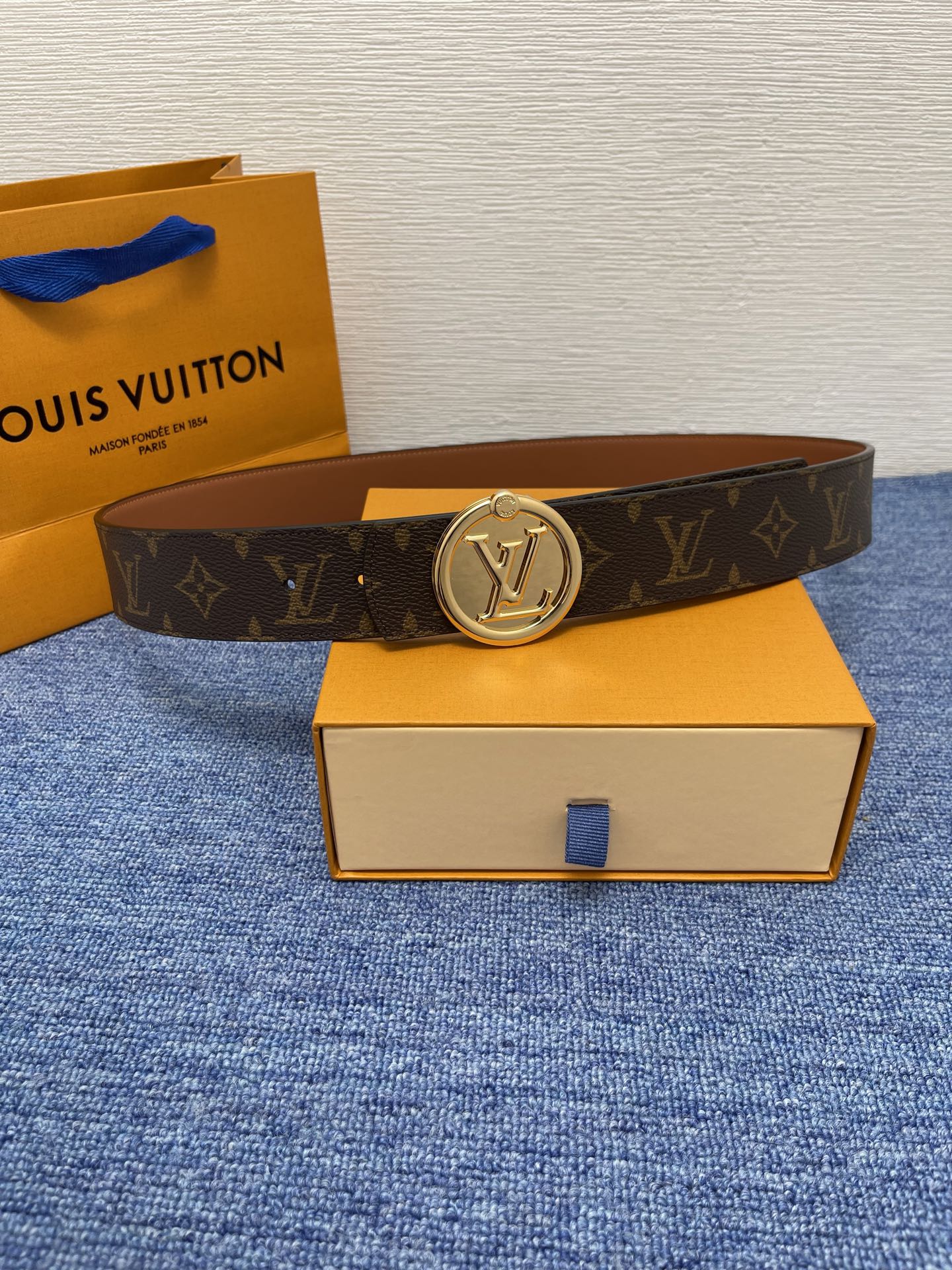 🔴 【品牌】LV  4．0cm 
🔴 【描述】这款饰有LV带扣的腰带配以水牛皮衬里，覆以Monogram
