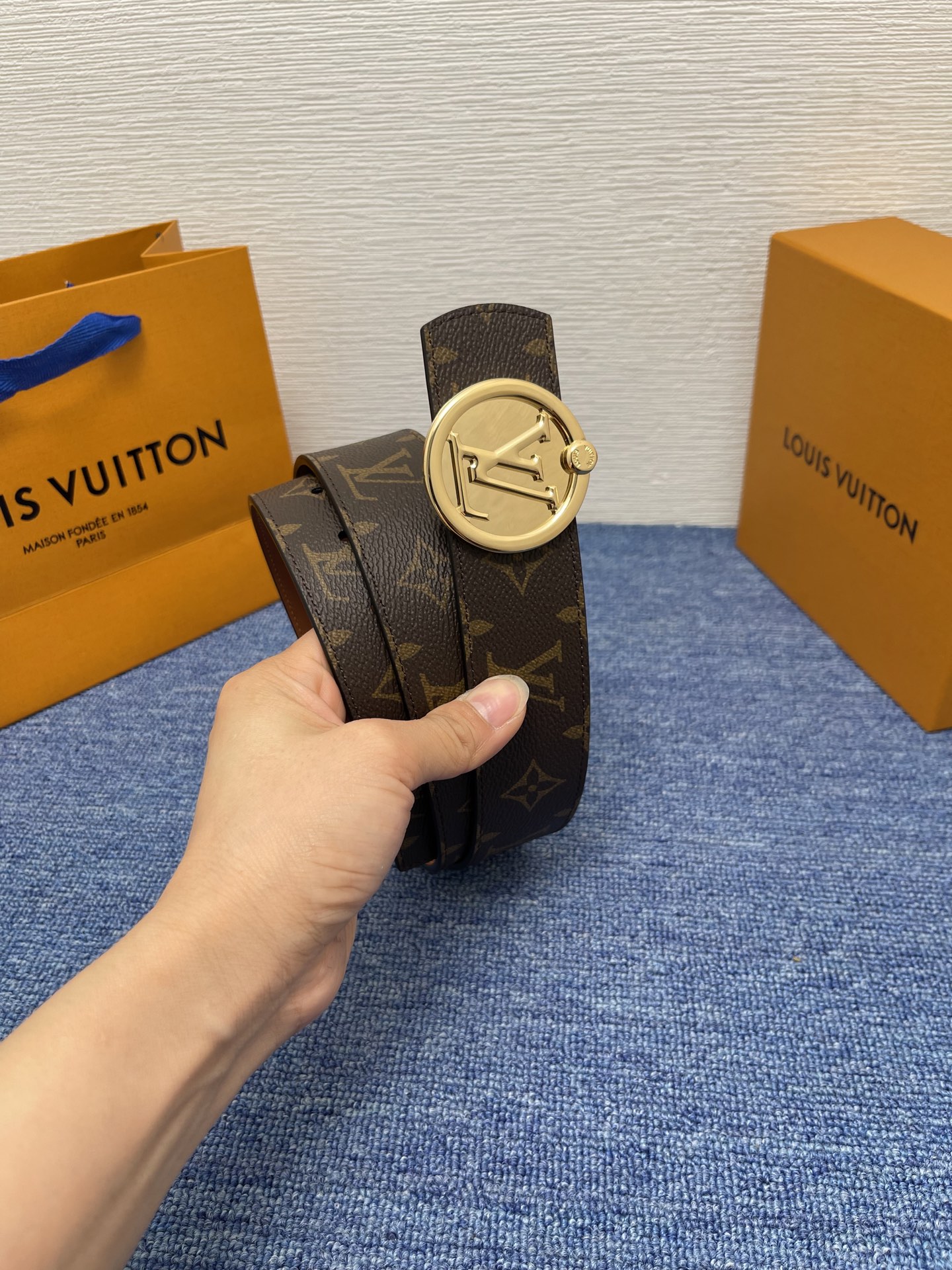 🔴 【品牌】LV  4．0cm 
🔴 【描述】这款饰有LV带扣的腰带配以水牛皮衬里，覆以Monogram